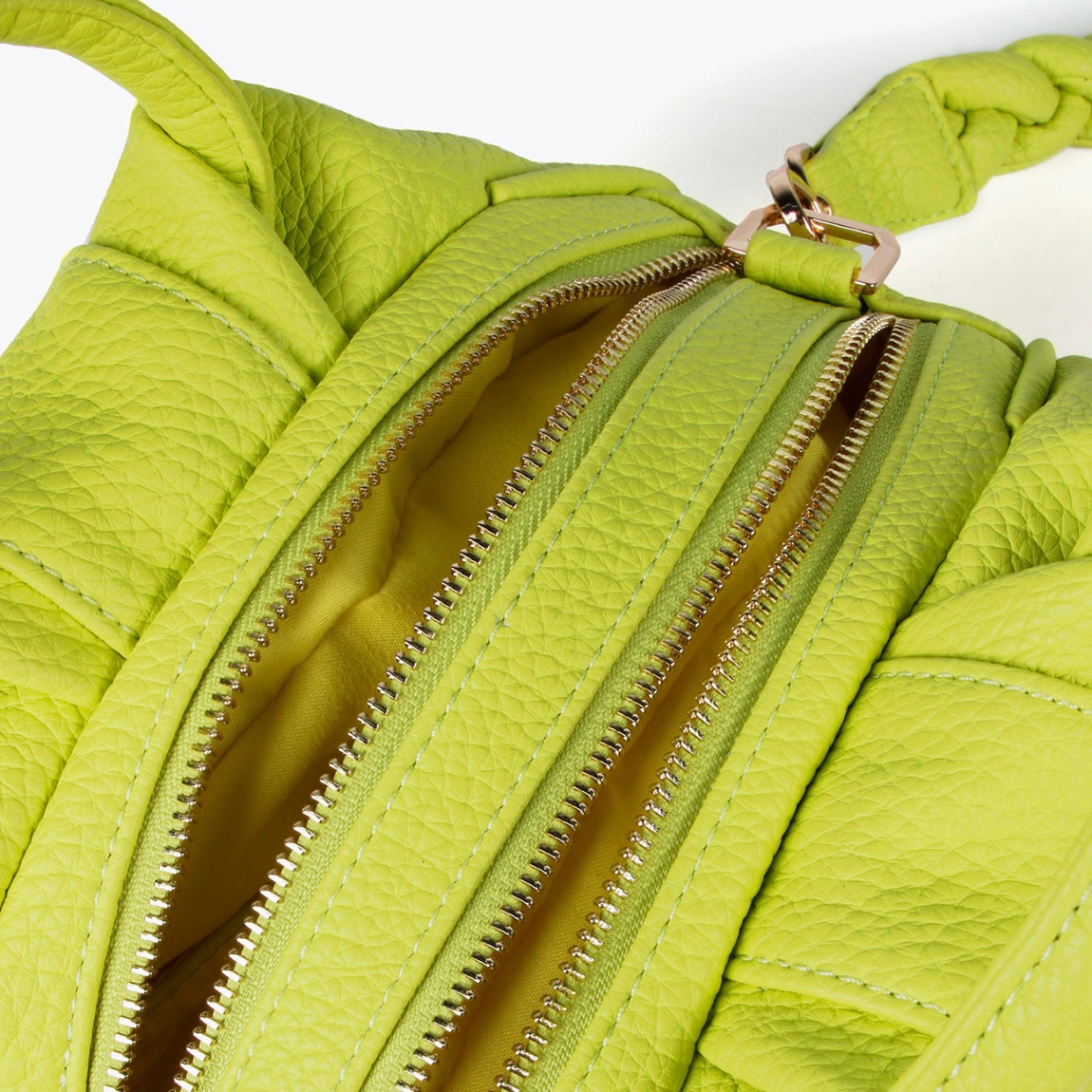 Bolso pequeño bandolera de la marca Lola Casademunt, modelo AMELY. Exterior en piel color fluir con acabado en efecto piel granulada y detalle de bandolera trenzada. Cierre con cremallera. Dimensiones compactas con cremallera segura. Al: 18,5 cm, L: 24,5 cm, An: 8,5 cm, Bandolera: 54 cm. Bolso Lola Casademunt AMELY ideal para esta temporada!