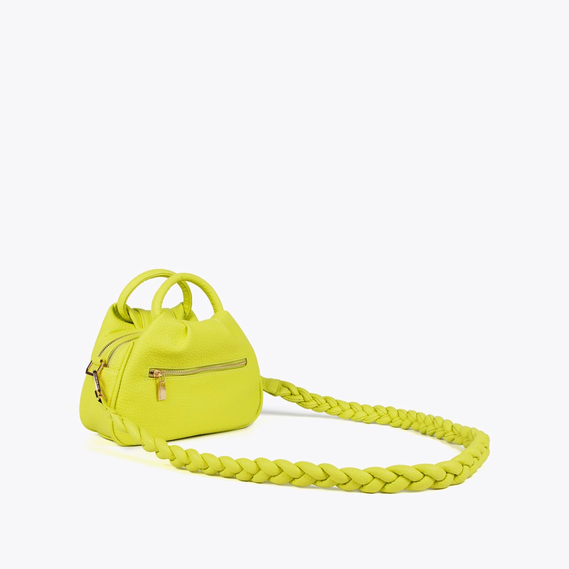 Bolso pequeño bandolera de la marca Lola Casademunt, modelo AMELY. Exterior en piel color fluir con acabado en efecto piel granulada y detalle de bandolera trenzada. Cierre con cremallera. Dimensiones compactas con cremallera segura. Al: 18,5 cm, L: 24,5 cm, An: 8,5 cm, Bandolera: 54 cm. Bolso Lola Casademunt AMELY ideal para esta temporada!