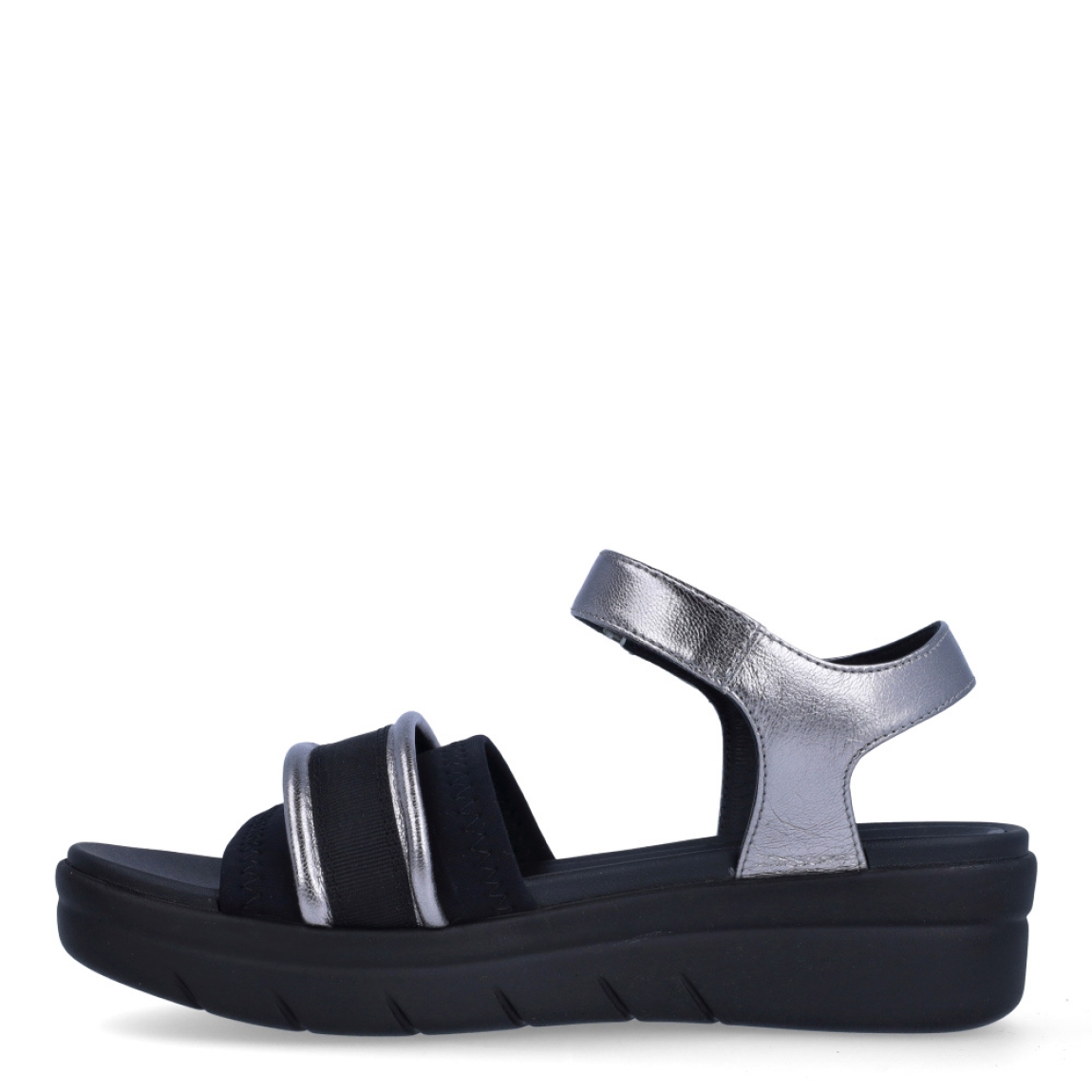 Sandalias clásicas de la marca Stonefly, modelo KIM. Exterior de las sandalias en naylon color negro con detalle en plateado. Interior de las sandalias en piel color negro. Cierre de las sandalias Stonefly con velcro y cuña de 4cm de altura. Estas sandalias Stonefly KIM son el complemento perfecto para tus looks de temporada. No te pueden faltar en el armario.