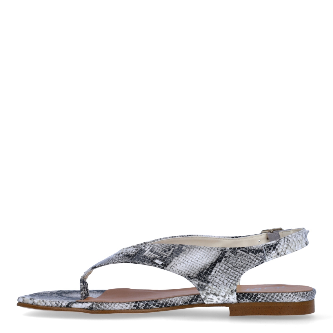 Esclava de la marca Itse, modelo SERP. Exterior elaborada en piel con estampado animal print de serpiente y puntera cuadrada. Interior en piel color camel con logotipo marca. Cierre de sandalias Itse con hebilla en tobillo. Sandalias con suela plana y de goma. Estas sandalias Itse SERP son un complemento con estilo y comodidad, ideal para usarlo en tu día a día esta temporada!