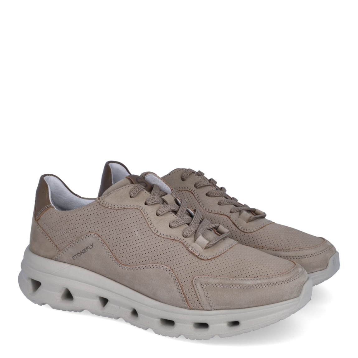 Deportivas de la marca Stonefly, modelo THEO. Exterior en piel troquelada de color marrón. Lengüeta de licra. Interior en piel y textil de color blanco. Cierre con cordones. Suela de goma de 4 cm. Plantilla acolchada. La tecnologia Blusoft ofrece pasos suaves y ligeros, con un nivel ingualable de comodidad y amortiguación. Deportivas Stonefly casual para todos los días.