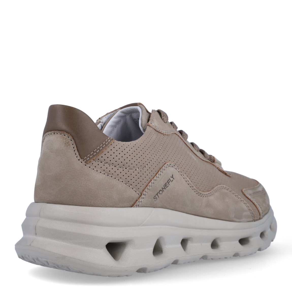 Deportivas de la marca Stonefly, modelo THEO. Exterior en piel troquelada de color marrón. Lengüeta de licra. Interior en piel y textil de color blanco. Cierre con cordones. Suela de goma de 4 cm. Plantilla acolchada. La tecnologia Blusoft ofrece pasos suaves y ligeros, con un nivel ingualable de comodidad y amortiguación. Deportivas Stonefly casual para todos los días.