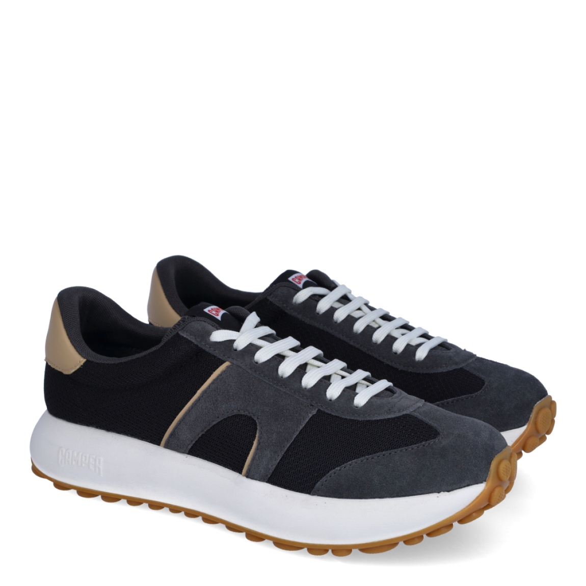 Deportivas clásicas de la marca Camper, modelo K60. Exterior en naylon color negro con detalles en gris. Cierre con cordones blancos. Suela de goma plana color negro y rojo. Estas deportivas Camper K60 son un complemento ideal para disfrutar de la comodidad al caminar.