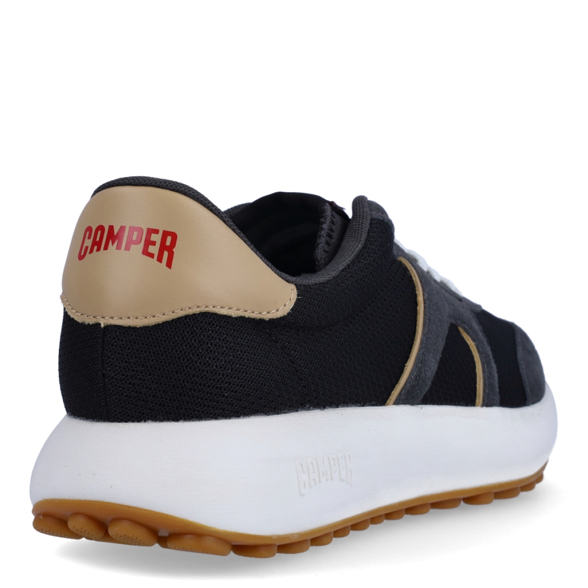 Deportivas clásicas de la marca Camper, modelo K60. Exterior en naylon color negro con detalles en gris. Cierre con cordones blancos. Suela de goma plana color negro y rojo. Estas deportivas Camper K60 son un complemento ideal para disfrutar de la comodidad al caminar.