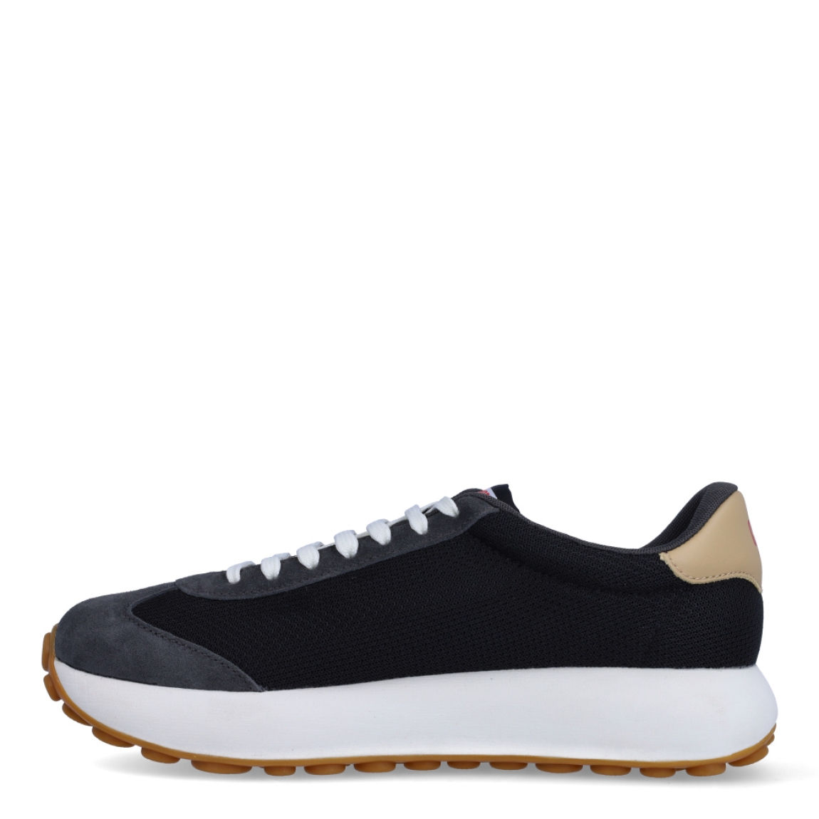 Deportivas clásicas de la marca Camper, modelo K60. Exterior en naylon color negro con detalles en gris. Cierre con cordones blancos. Suela de goma plana color negro y rojo. Estas deportivas Camper K60 son un complemento ideal para disfrutar de la comodidad al caminar.
