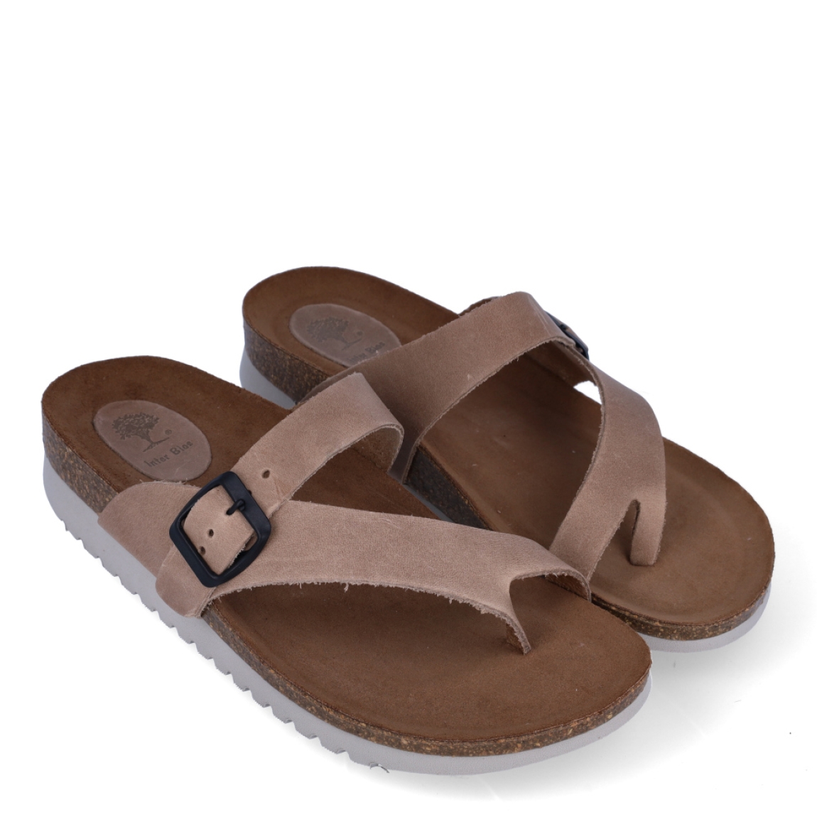 Esclavas de la marca Inter Bios, modelo DUNIA. Esclavas elaboradas en piel color taupe. Cierre con hebilla y suela de goma con cuña de 3cm de altura. Estas esclavas Inter Bios DUNIA son el complemento ideal para tus looks de temporada. No te puede faltar en tu fondo de armario.