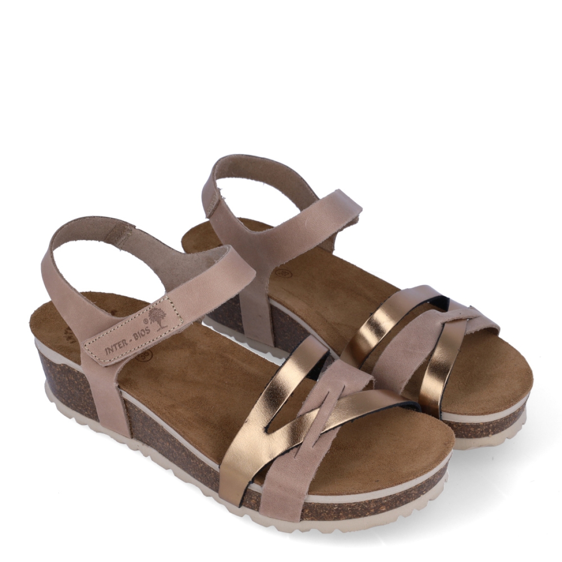 Sandalias de la marca Inter Bios, modelo MIA. Sandalias con tiras elaboradas en piel color bronce y marrón. Cierre de las sandalias con velcro y suela de goma con cuña de 4cm de altura. Estas sandalias Inter Bios MIA son ideales para elevar tus looks con la comodidad máxima que necesitas en tu día a día.