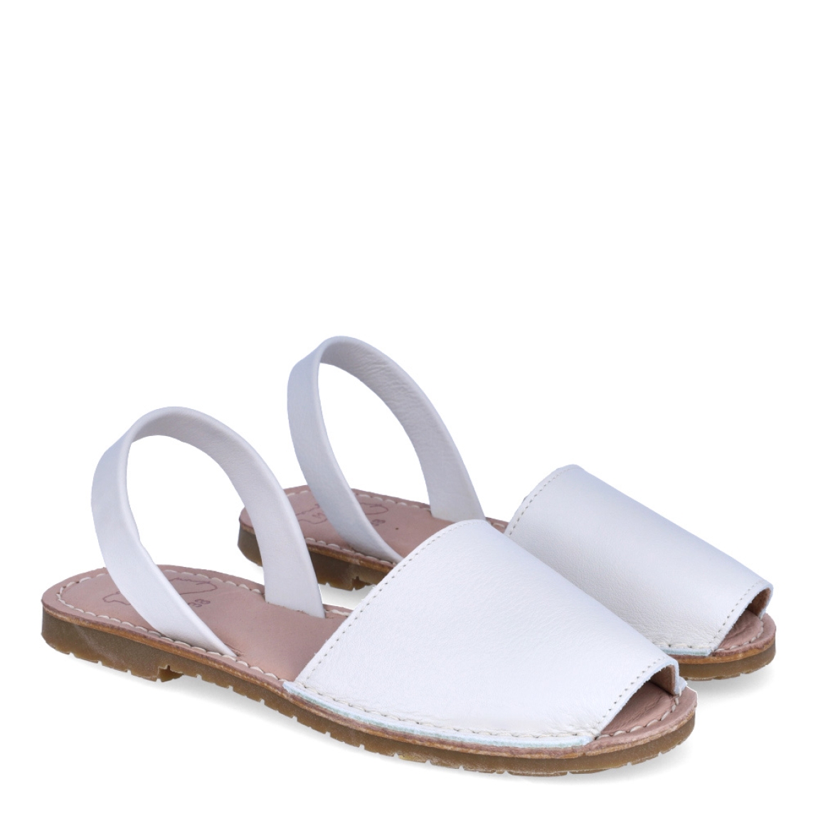 Albarca de la marca Munné, modelo MENORCA. Albarcas claásicas elaboradas en piel color blanco con plantilla acolchada y suela plana. Estas albarcas Munné MENORCA son un complemento ideal para combinar tus looks de temporada y disfrutar de una comodidad máxima.