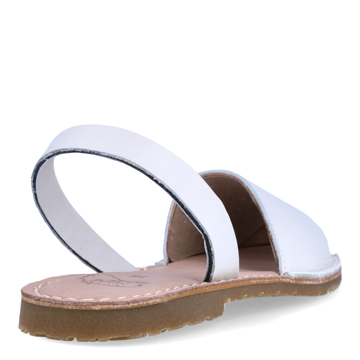 Albarca de la marca Munné, modelo MENORCA. Albarcas claásicas elaboradas en piel color blanco con plantilla acolchada y suela plana. Estas albarcas Munné MENORCA son un complemento ideal para combinar tus looks de temporada y disfrutar de una comodidad máxima.