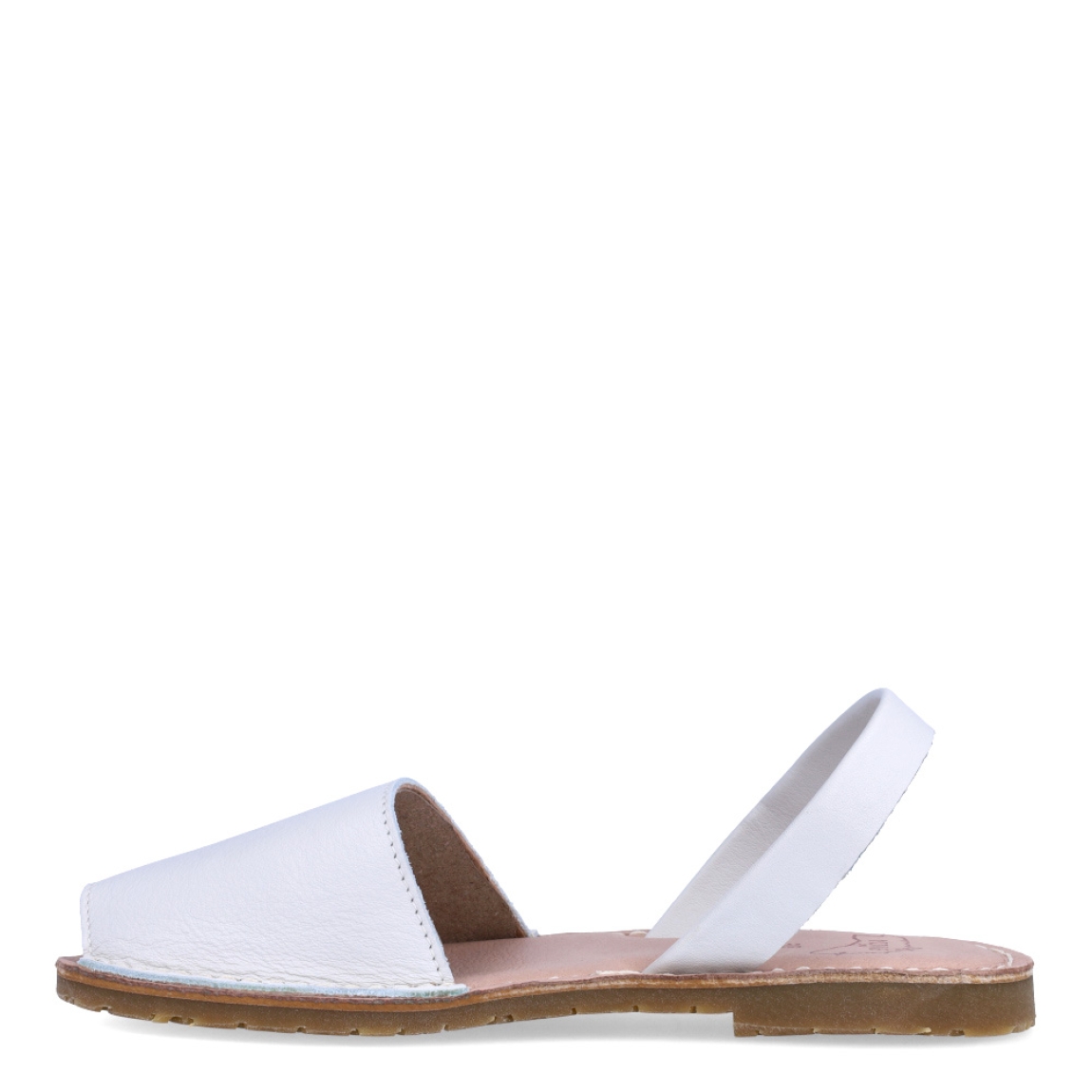 Albarca de la marca Munné, modelo MENORCA. Albarcas claásicas elaboradas en piel color blanco con plantilla acolchada y suela plana. Estas albarcas Munné MENORCA son un complemento ideal para combinar tus looks de temporada y disfrutar de una comodidad máxima.