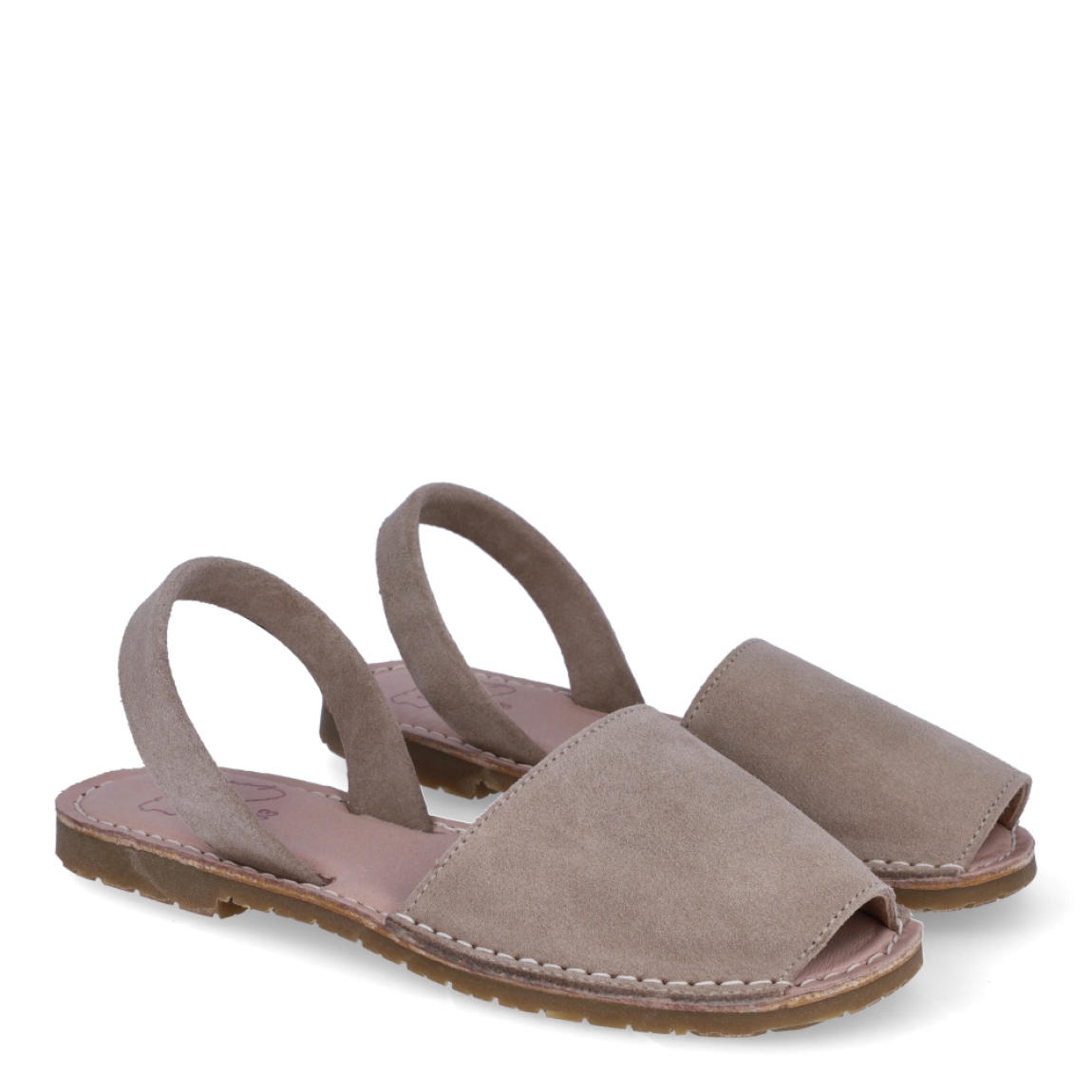 Albarca de la marca Munné, modelo JHUL. Albarcas clásicas elaboradas en ante color beig con plantilla acolchada y suela plana. Estas albarcas Munné MENORCA son un complemento ideal para combinar tus looks de temporada y disfrutar de una comodidad máxima.
