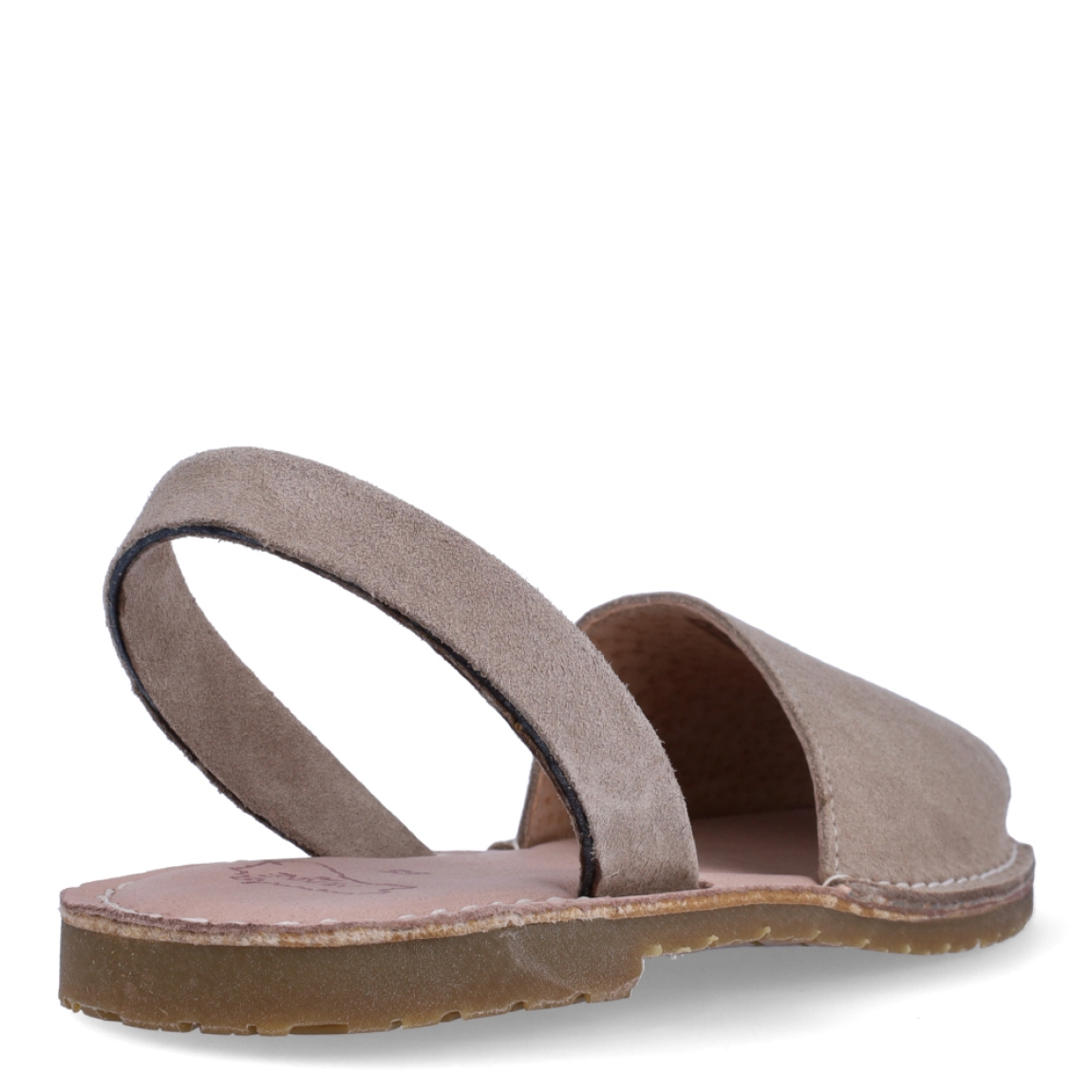 Albarca de la marca Munné, modelo JHUL. Albarcas clásicas elaboradas en ante color beig con plantilla acolchada y suela plana. Estas albarcas Munné MENORCA son un complemento ideal para combinar tus looks de temporada y disfrutar de una comodidad máxima.