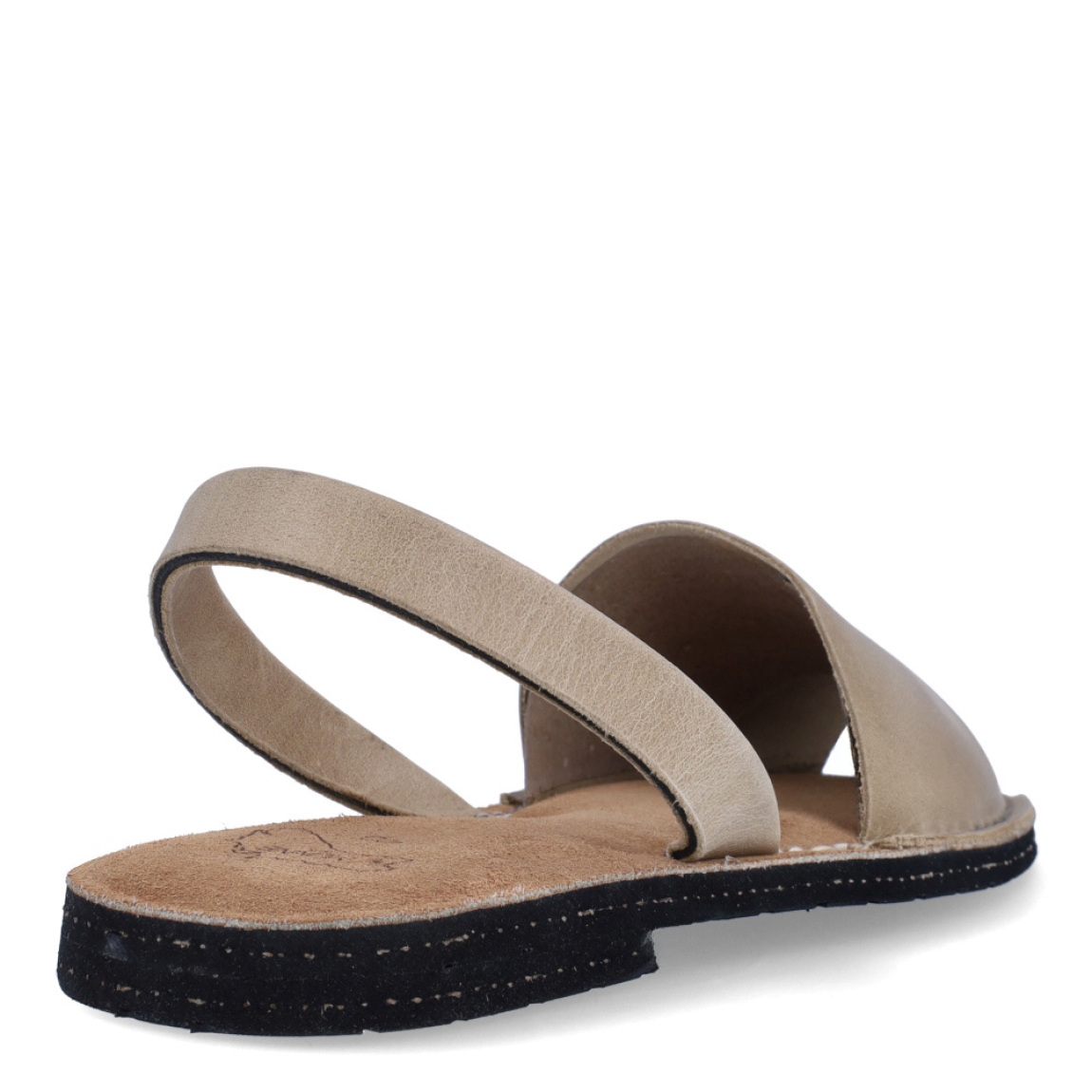 Albarca de la marca Munné, modelo MENORCA. Albarcas clásicas elaboradas en piel color beig con plantilla acolchada y suela plana. Estas albarcas Munné MENORCA son un complemento ideal para combinar tus looks de temporada y disfrutar de una comodidad máxima.