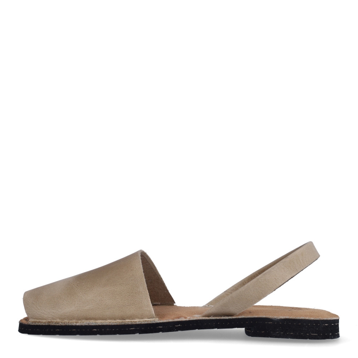 Albarca de la marca Munné, modelo MENORCA. Albarcas clásicas elaboradas en piel color beig con plantilla acolchada y suela plana. Estas albarcas Munné MENORCA son un complemento ideal para combinar tus looks de temporada y disfrutar de una comodidad máxima.