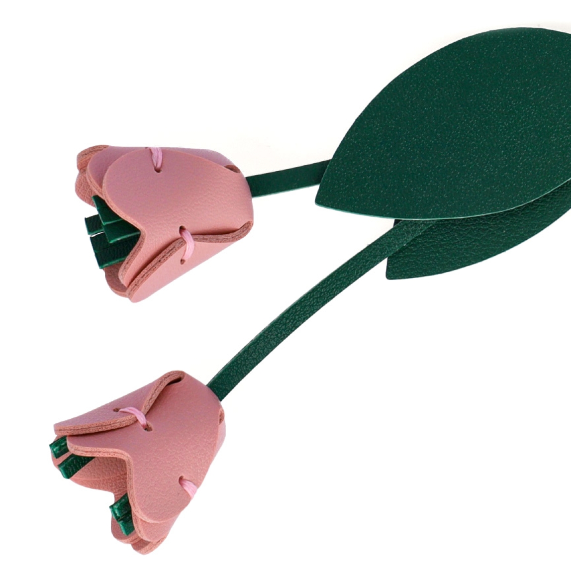Llavero de rosas color rosado de la marca Sons, elaboradas en piel, cosidas a mano. Llavero ideal combinable con diferentes bolsos, accesorio perfecto para ti!