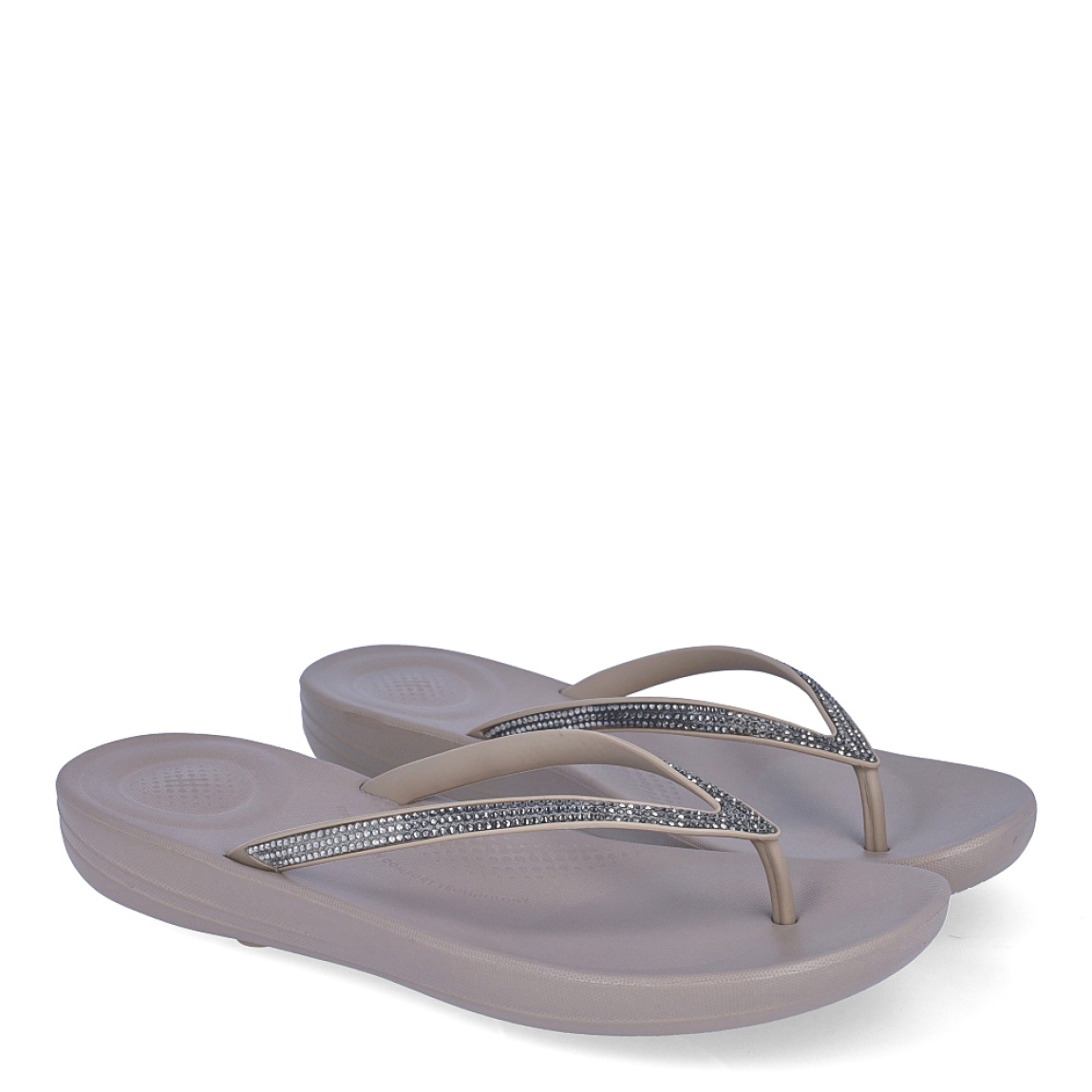 Sandalias de la marca Fitflop, modelo IQUSHION. Exterior elaborado en neopreno color gris con brillantes en pala. Interior en piel color gris. Suela plana de goma. Estas sandalias Fitflop IQUSHION son ideales para esta temporada!