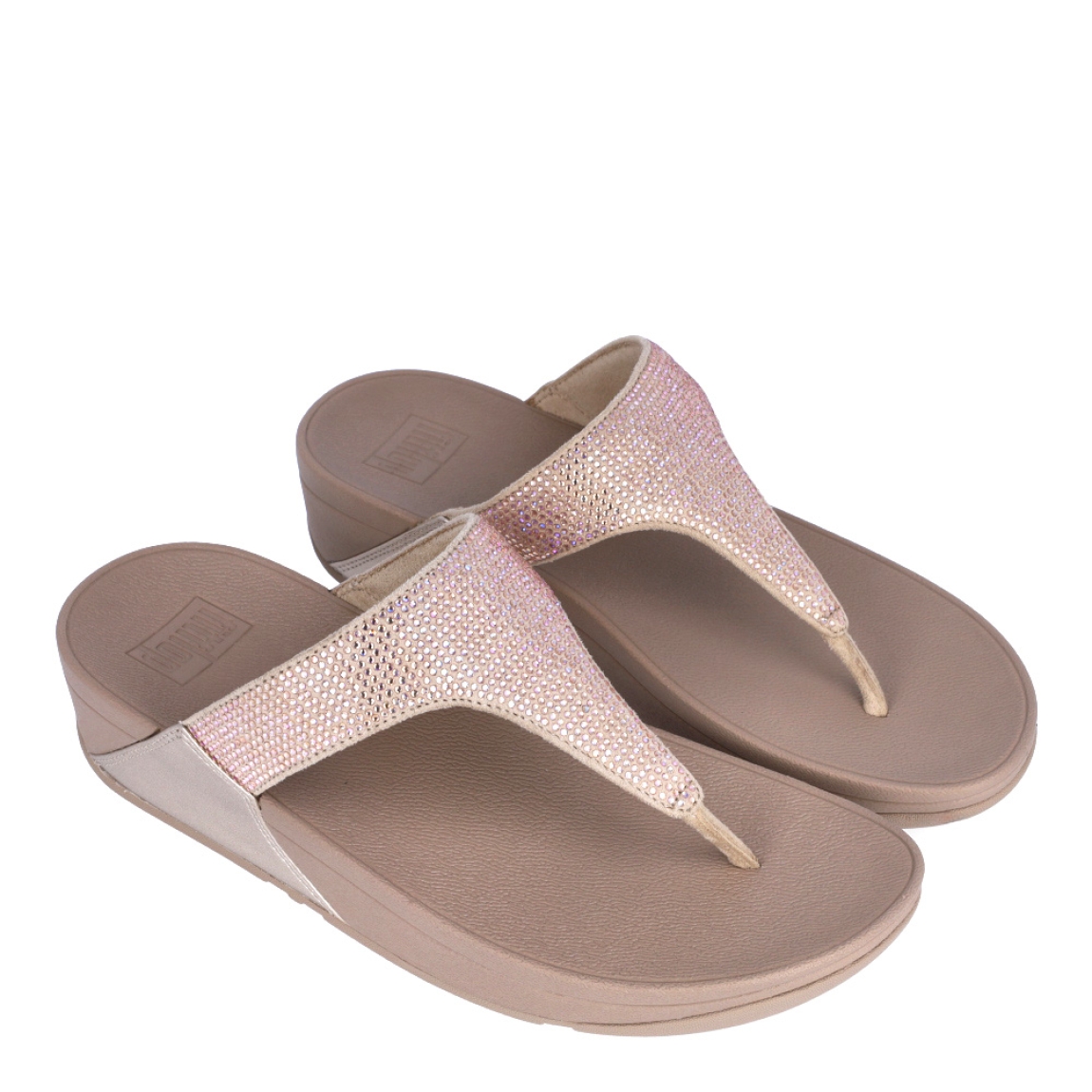 Sandalias de la marca Fitflop, modelo Lulu Crystal. Exterior en ante color taupe, decorado con brillantes. Interior en microfibra de color taupe. Suela de caucho antideslizante y planta acolchada. Cuña de 4 cm incluyendo 2,5 cm de plataforma. Con detalle de piel sintética perlada metalizada en los laterales. Fabulosas de día y de noche.