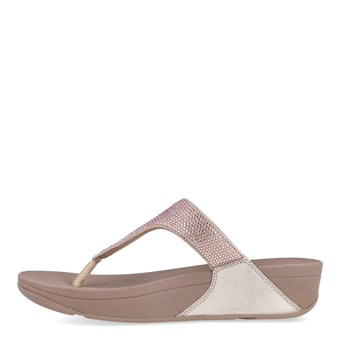 Sandalias de la marca Fitflop, modelo Lulu Crystal. Exterior en ante color taupe, decorado con brillantes. Interior en microfibra de color taupe. Suela de caucho antideslizante y planta acolchada. Cuña de 4 cm incluyendo 2,5 cm de plataforma. Con detalle de piel sintética perlada metalizada en los laterales. Fabulosas de día y de noche.