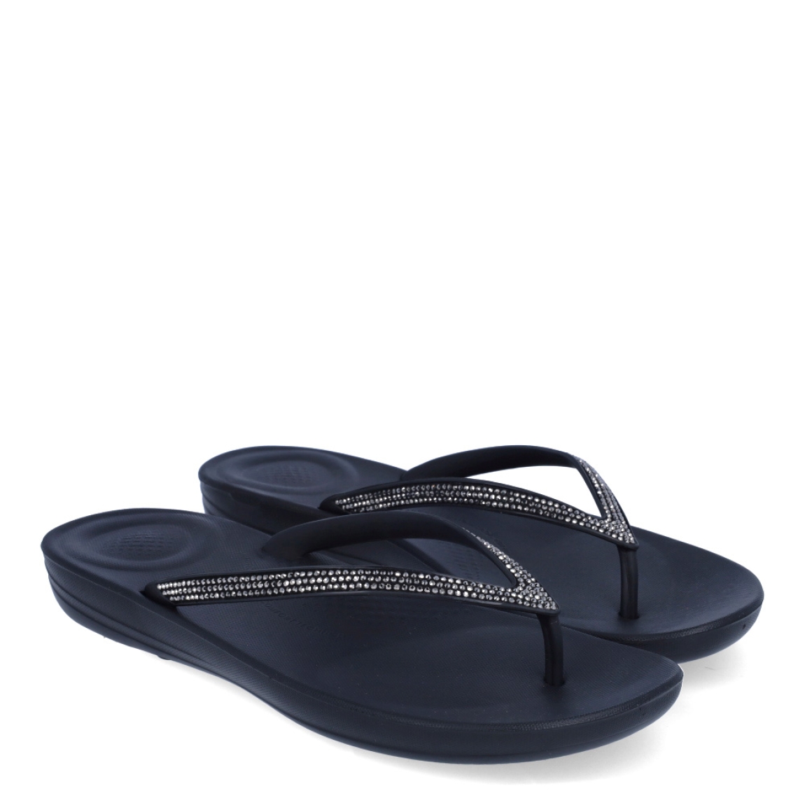 Sandalias de la marca Fitflop, modelo IQUSHION. Exterior elaborado en neopreno color gris con brillantes en pala. Interior en piel color gris. Suela plana de goma. Estas sandalias Fitflop IQUSHION son ideales para esta temporada!