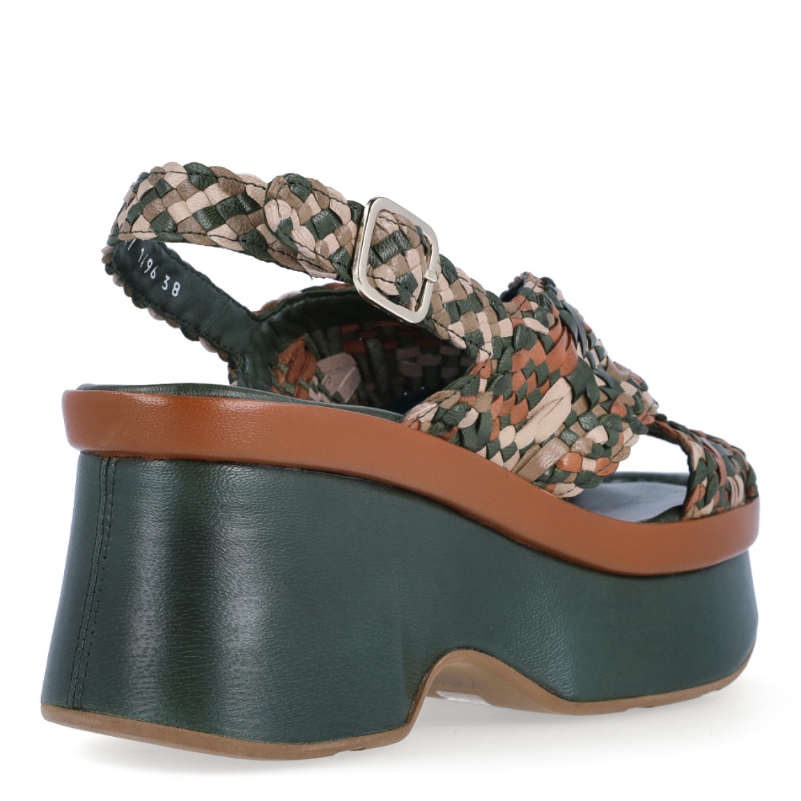 Sandalias de plataforma de la marca Pons Quintana, modelo Lille. Elaborado en piel trenzadas a mano color verde. Pala cruzada. Cierre mediante hebilla en el tobillo. Plataforma trenzada a tono. Descubre la sofisticación y el confort en las sandalias con plataforma de Pons Quintana. Su plataforma ergonómica de 7 cm asegura comodidad durante todo el día . Sandalias Pons Quinatan LILLLE, perfectas para eventos especiales o para elevar tus outfits diarios.
