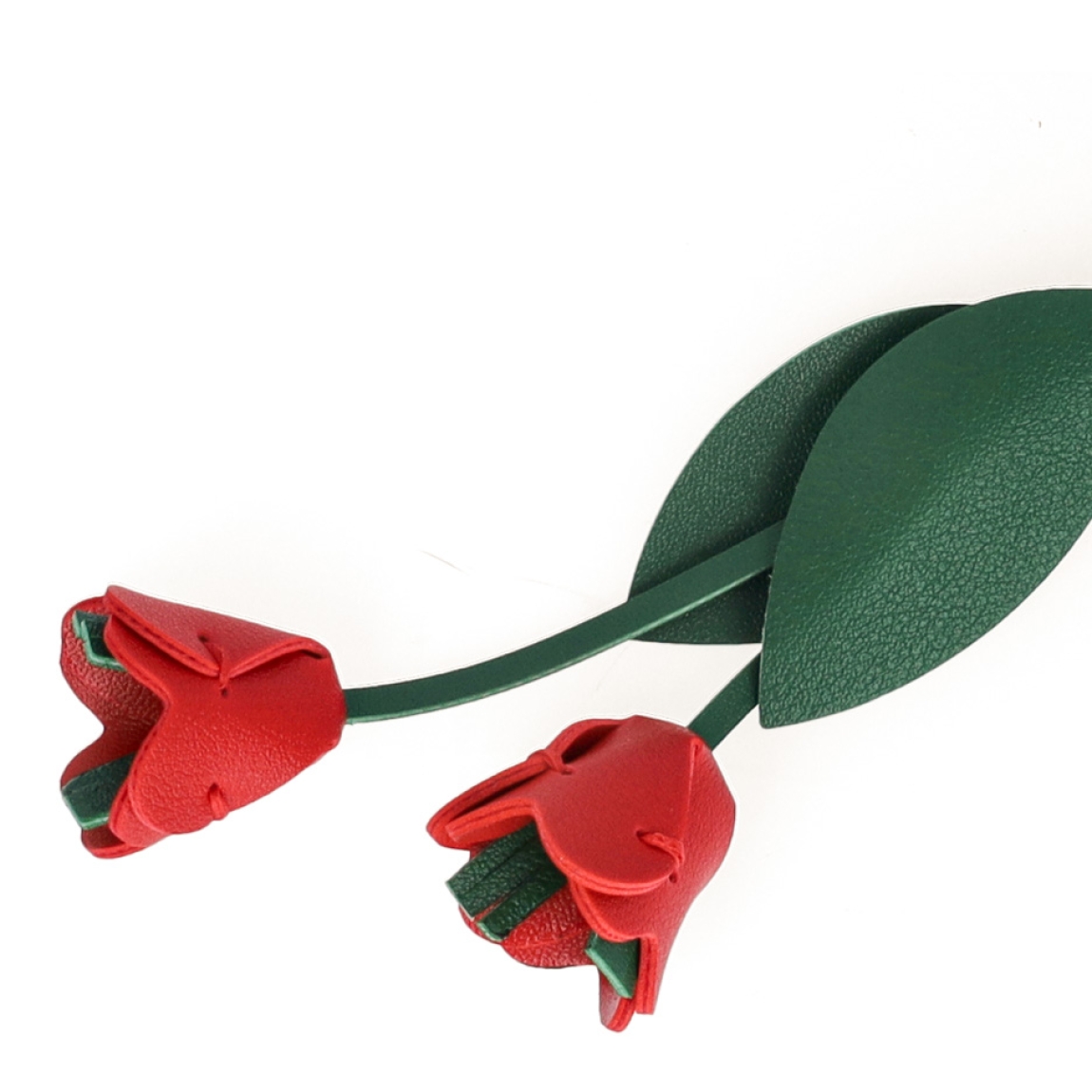 Llavero de rosas color rojo de la marca Sons, elaboradas en piel, cosidas a mano. Llavero ideal combinable con diferentes bolsos, accesorio perfecto para ti!