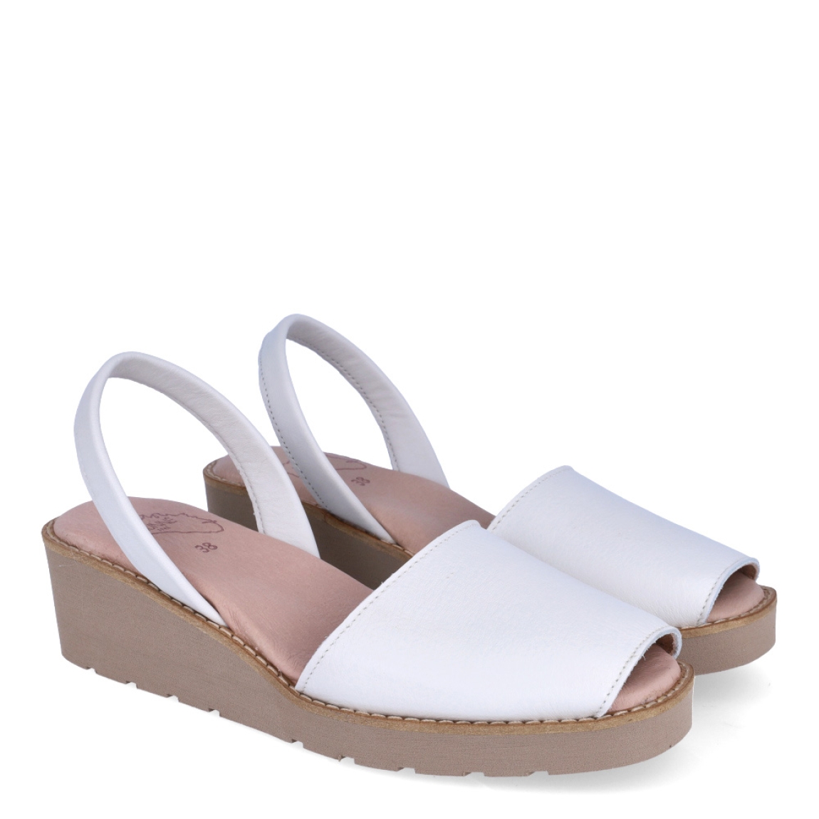 Albarca de la marca Munné, modelo FIONA. Albarcas elabroradas en piel color blanco y con cuña de 4cm de altura. Estas albarcas Munné FIONA son un complemento clásico para combinar con tus looks de temporada y disfrutar de una comodidad máxima.
