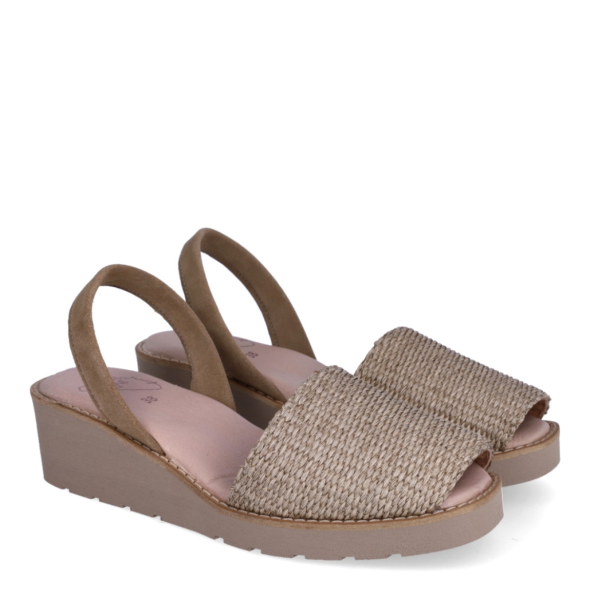 Albarca de la marca Munné, modelo FIONA. Albarcas elabroradas en piel trenzada color taupe y con cuña de 4cm de altura. Estas albarcas Munné FIONA son un complemento clásico para combinar con tus looks de temporada y disfrutar de una comodidad máxima.