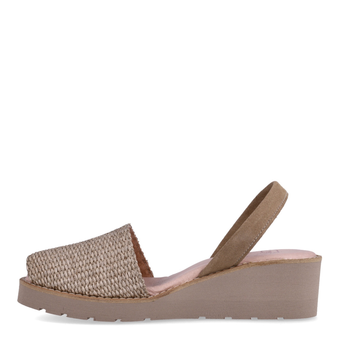 Albarca de la marca Munné, modelo FIONA. Albarcas elabroradas en piel trenzada color taupe y con cuña de 4cm de altura. Estas albarcas Munné FIONA son un complemento clásico para combinar con tus looks de temporada y disfrutar de una comodidad máxima.