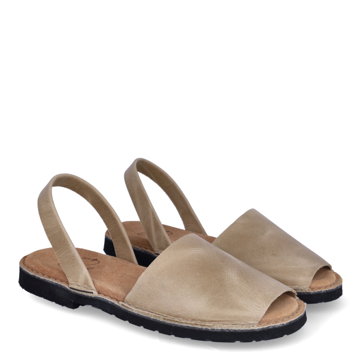 Albarcas de la marca Munné, modelo MENORCA. Albarcas clásicas elaboradas en piel color beig con plantilla acolchada y suela plana. Estas albarcas Munné MENORCA son un complemento ideal para combinar tus looks de temporada y disfrutar de una comodidad máxima.