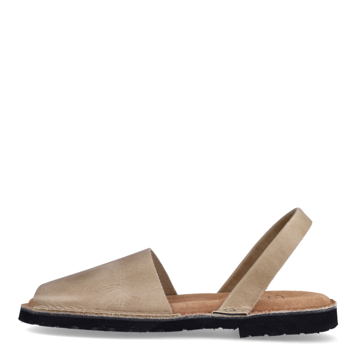 Albarcas de la marca Munné, modelo MENORCA. Albarcas clásicas elaboradas en piel color beig con plantilla acolchada y suela plana. Estas albarcas Munné MENORCA son un complemento ideal para combinar tus looks de temporada y disfrutar de una comodidad máxima.