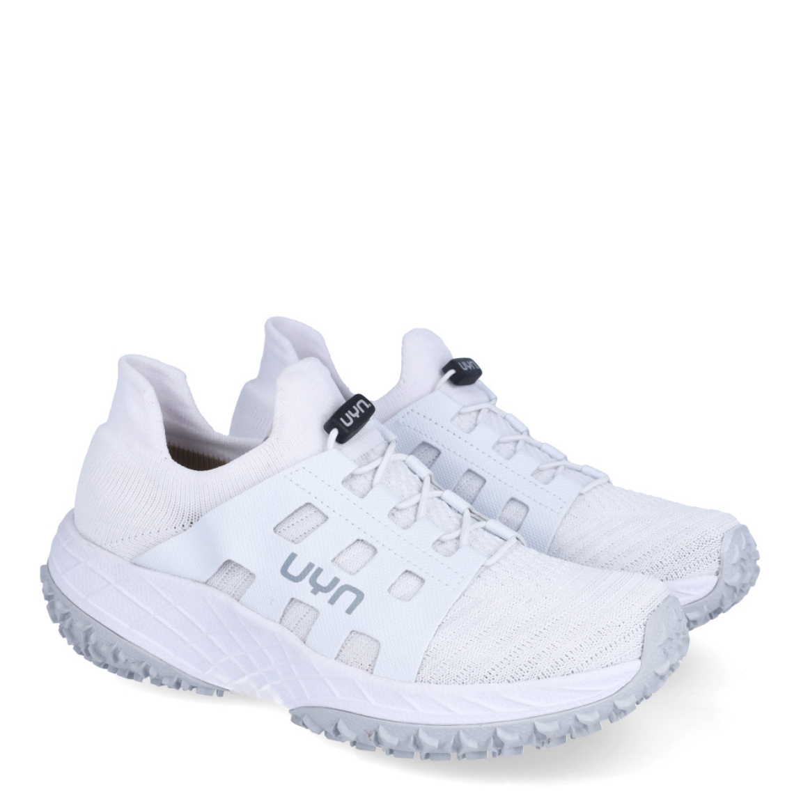 Deportivas transpirables de la marca UYN, modelo ARTAX. Elaboradas en tela color blanco con logo en parte exterior. Interior en tela color blanco. Cierre con cordones elásticos blancos y una cuña de 4cm de altura. Estas deportivas ARTAX son ideales para caminar cómodamente. Resultan perfectas para la temporada de verano gracias a la transpirabilidad de la parte superior.