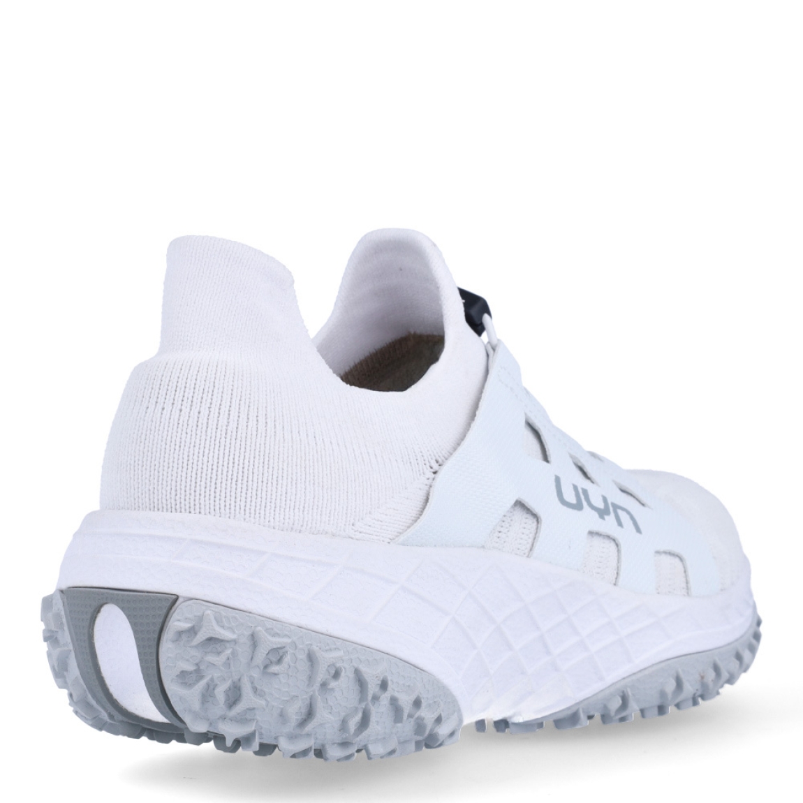 Deportivas transpirables de la marca UYN, modelo ARTAX. Elaboradas en tela color blanco con logo en parte exterior. Interior en tela color blanco. Cierre con cordones elásticos blancos y una cuña de 4cm de altura. Estas deportivas ARTAX son ideales para caminar cómodamente. Resultan perfectas para la temporada de verano gracias a la transpirabilidad de la parte superior.