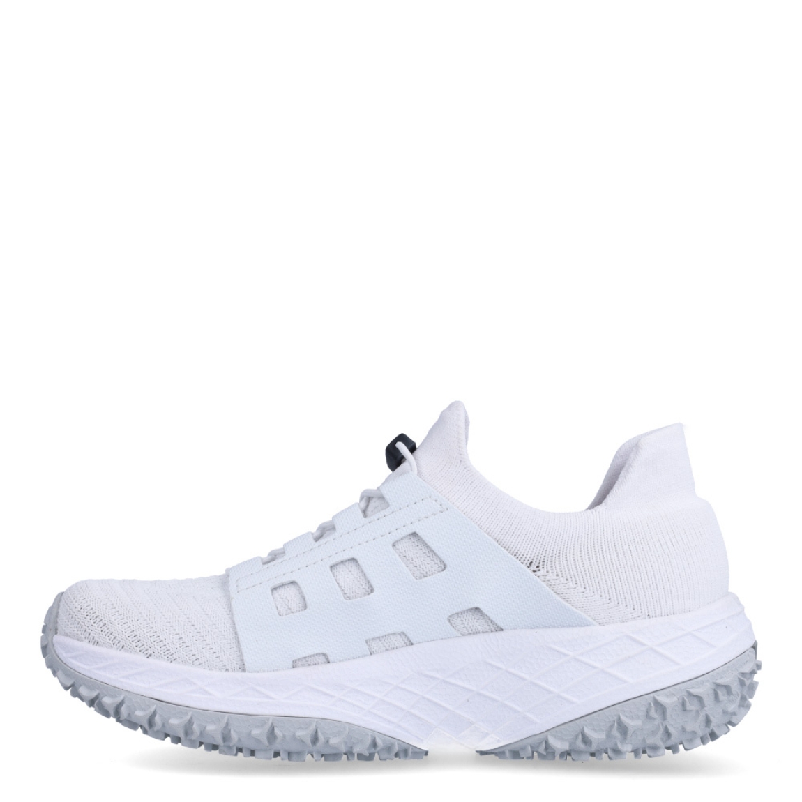 Deportivas transpirables de la marca UYN, modelo ARTAX. Elaboradas en tela color blanco con logo en parte exterior. Interior en tela color blanco. Cierre con cordones elásticos blancos y una cuña de 4cm de altura. Estas deportivas ARTAX son ideales para caminar cómodamente. Resultan perfectas para la temporada de verano gracias a la transpirabilidad de la parte superior.