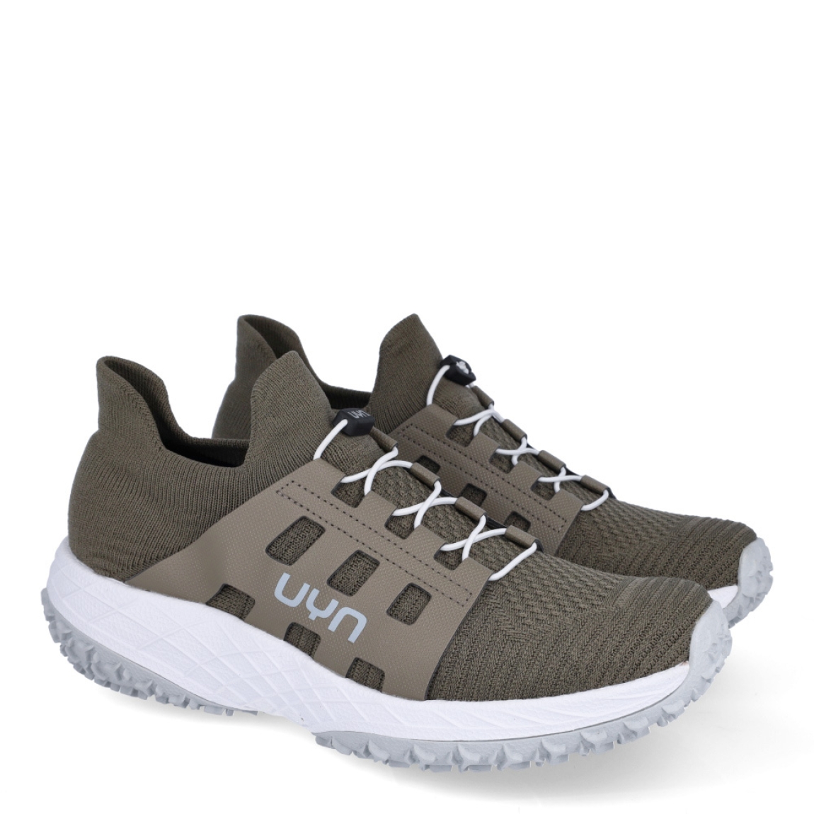 Deportivas transpirables de la marca UYN, modelo ARTAX. Elaboradas en tela color verde militar con logo en parte exterior. Interior en tela color verde. Cierre con cordones elásticos blancos y una cuña de 4cm de altura. Estas deportivas ARTAX son ideales para caminar cómodamente. Resultan perfectas para la temporada de verano gracias a la transpirabilidad de la parte superior.