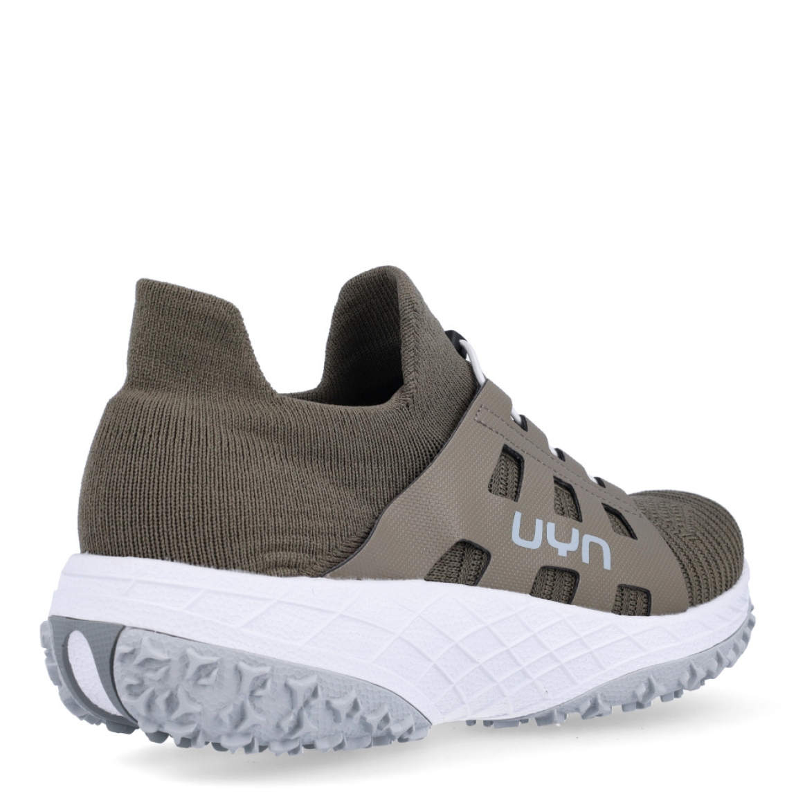 Deportivas transpirables de la marca UYN, modelo ARTAX. Elaboradas en tela color verde militar con logo en parte exterior. Interior en tela color verde. Cierre con cordones elásticos blancos y una cuña de 4cm de altura. Estas deportivas ARTAX son ideales para caminar cómodamente. Resultan perfectas para la temporada de verano gracias a la transpirabilidad de la parte superior.