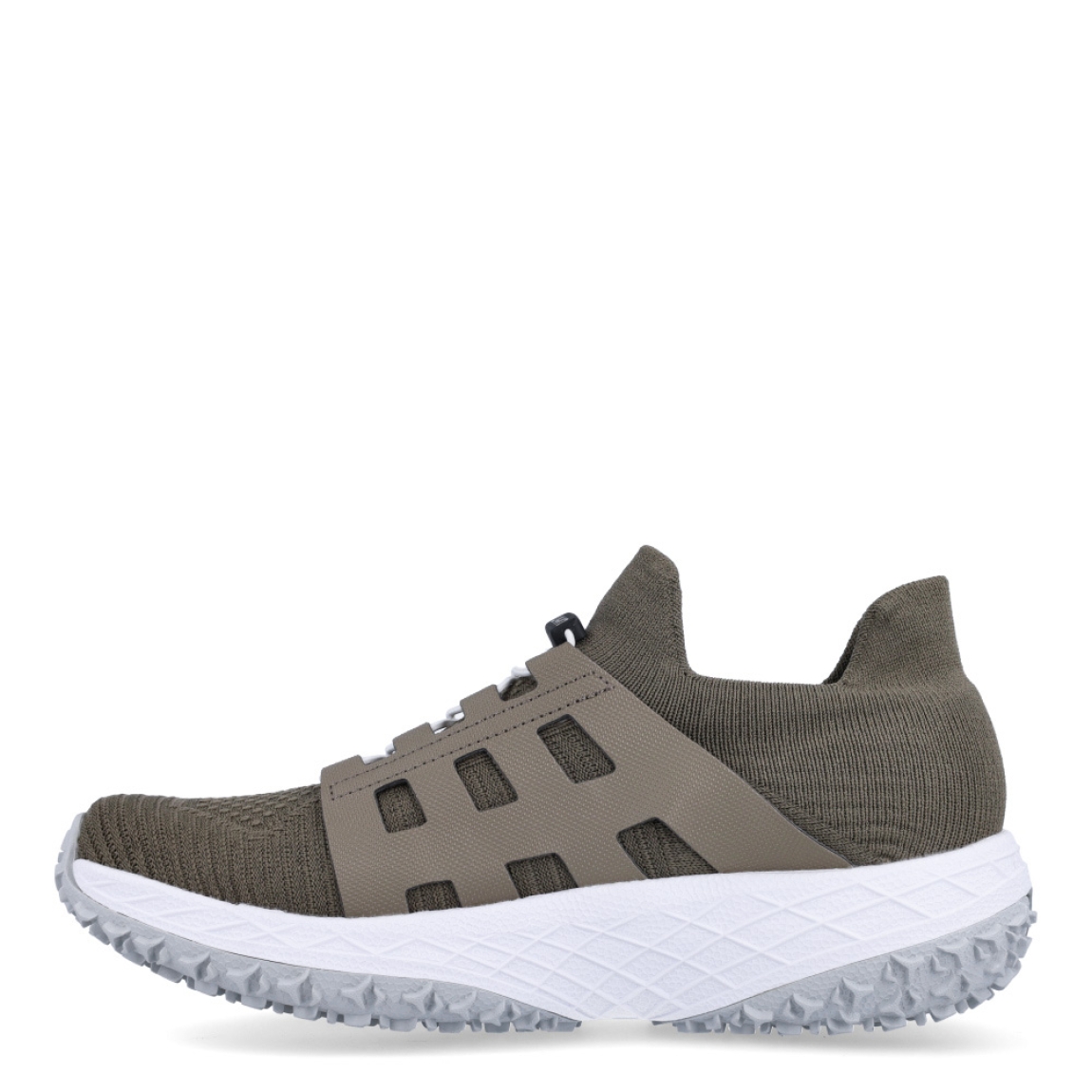 Deportivas transpirables de la marca UYN, modelo ARTAX. Elaboradas en tela color verde militar con logo en parte exterior. Interior en tela color verde. Cierre con cordones elásticos blancos y una cuña de 4cm de altura. Estas deportivas ARTAX son ideales para caminar cómodamente. Resultan perfectas para la temporada de verano gracias a la transpirabilidad de la parte superior.