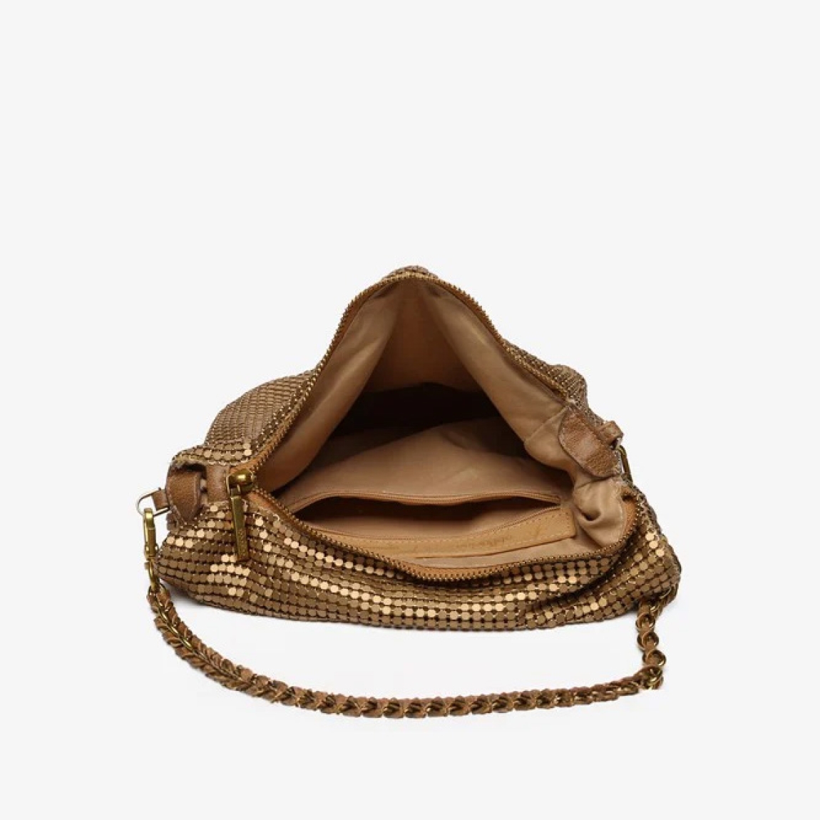 Bolso de hombro de fiesta de la marca Abbacino, modelo KURT. Bolso en estilo hobo de mujer elaborado en malla metálica color oro. Con forro interior. Cierre superior con cremallera y asa de hombro de cadena. Bolso Abbacino KURT con un diseño que se viste en los colores de temporada con el que brillarás allá donde vayas, perfecto para la noche y el día, es la opción ideal para crear looks únicos.