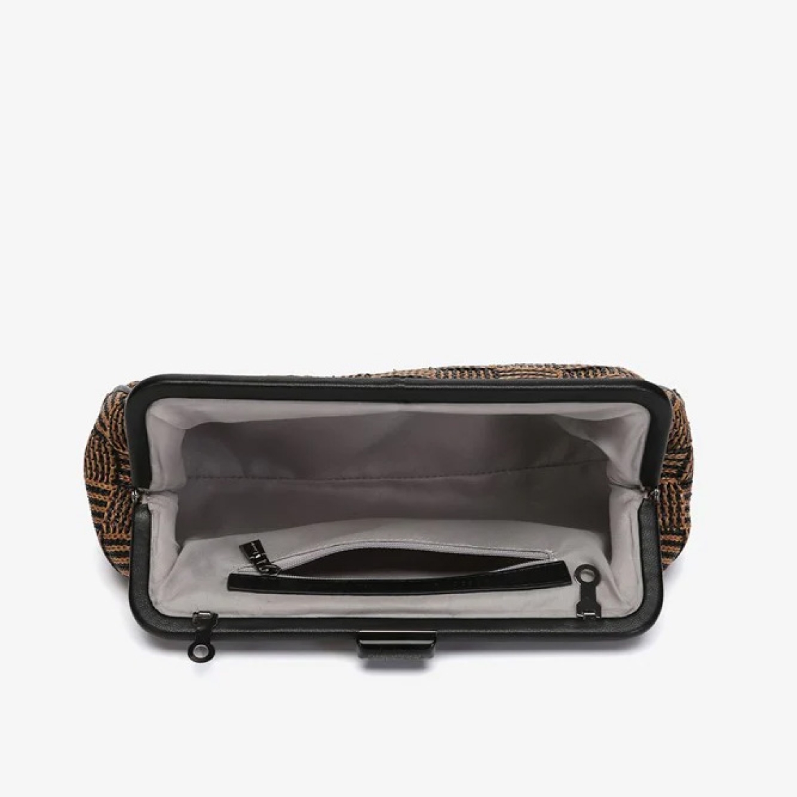 Bolso clutch de fiesta de la marca Abbacino, modelo URSULA. Exterior en rafia trenzada color marrón. Forro interior. Cierre superior con boquilla. Incluye una asa bandolera de cadena. Bolso Abbacino URSULA es un complemento que con su estampado geométrico que refleja elegancia y sofisticación, gracias a su silueta y a sus colores. Ideal para acompañarte en eventos especiales.