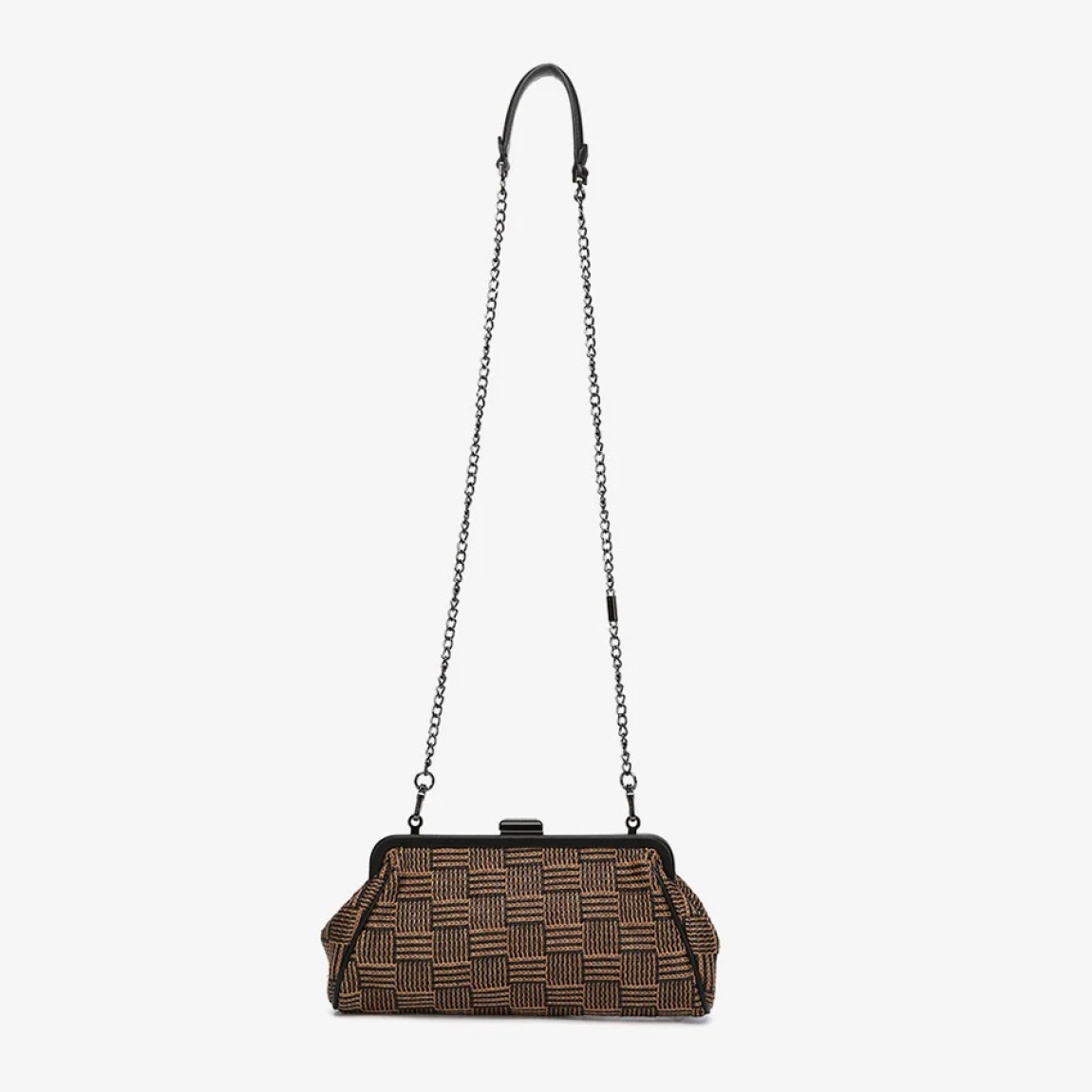 Bolso clutch de fiesta de la marca Abbacino, modelo URSULA. Exterior en rafia trenzada color marrón. Forro interior. Cierre superior con boquilla. Incluye una asa bandolera de cadena. Bolso Abbacino URSULA es un complemento que con su estampado geométrico que refleja elegancia y sofisticación, gracias a su silueta y a sus colores. Ideal para acompañarte en eventos especiales.