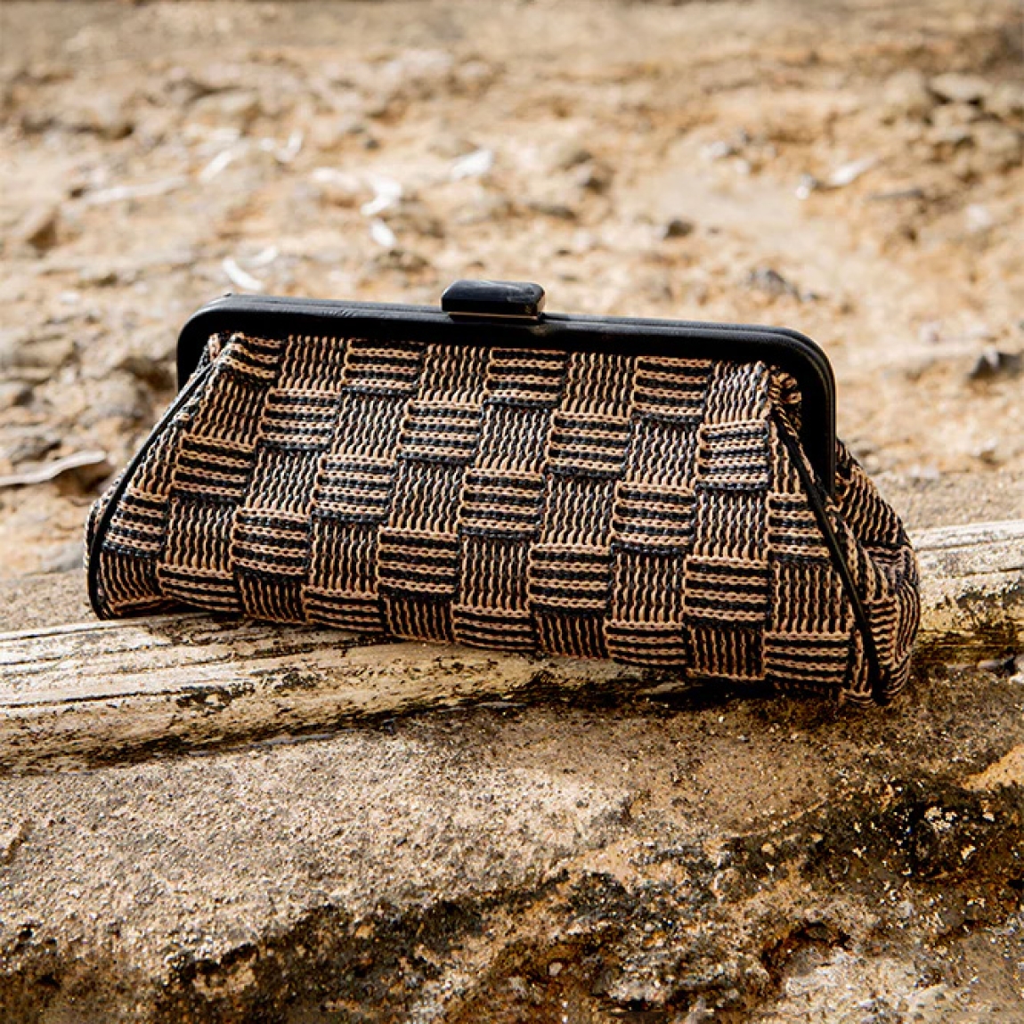 Bolso clutch de fiesta de la marca Abbacino, modelo URSULA. Exterior en rafia trenzada color marrón. Forro interior. Cierre superior con boquilla. Incluye una asa bandolera de cadena. Bolso Abbacino URSULA es un complemento que con su estampado geométrico que refleja elegancia y sofisticación, gracias a su silueta y a sus colores. Ideal para acompañarte en eventos especiales.