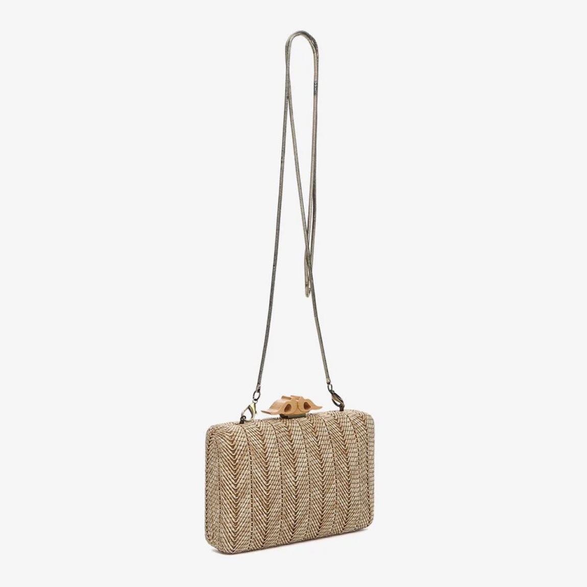 Clutch de fiesta cuadrado de la marca Abbacino, modelo CLEA. Elaborado en rafia trenzada color beig y cierre 3D con el logo Abbacino. Diseño interior perfectamente distribuido. Cierre superior con boquilla. Incluye un asa bandolera de cadena. Medidas: alto 11cm y ancho 17cm. Este bolso Abbacino CLEA es un accesorio especial para eventos en el que llevar tus imprescindibles.