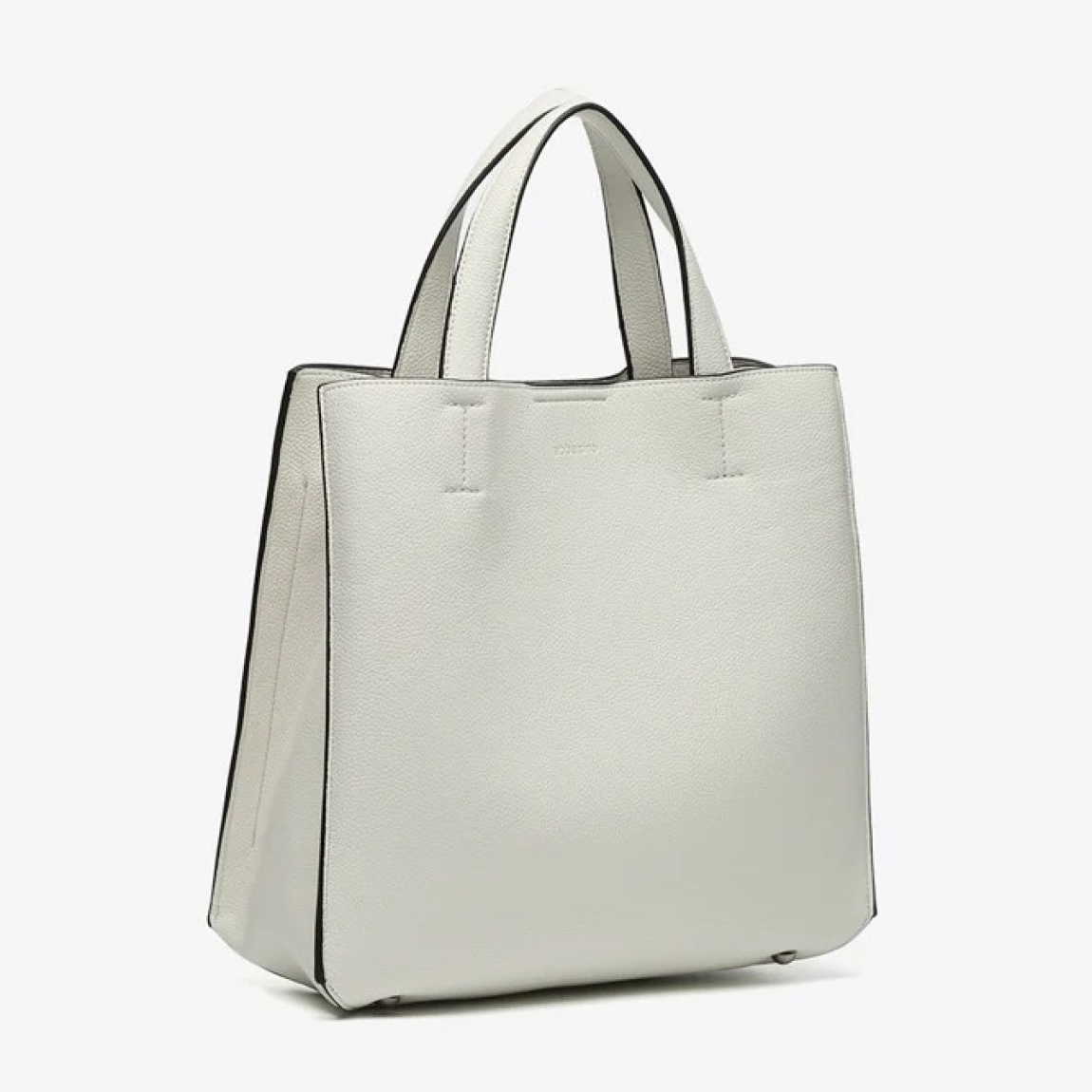 Bolso shopper de mujer de la marca Abbacino, modelo BOCCO. Bolso elaborado en materiales reciclados color blanco. Forro interior y Cierre superior magnético. Bolso Abbacino con asa textil cruzada, que puede regularse y es de quita y pon. Medidas: alto 27cm y ancho 28cm. Este bolso Abbacino BOCCO es un modelo de líneas rectas y muy minimalista que se convertirá en un imprescindible para tu día a día. Un diseño amplio de inspiración marinera e influencia mediterránea.