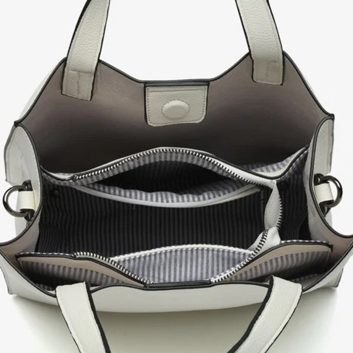 Bolso shopper de mujer de la marca Abbacino, modelo BOCCO. Bolso elaborado en materiales reciclados color blanco. Forro interior y Cierre superior magnético. Bolso Abbacino con asa textil cruzada, que puede regularse y es de quita y pon. Medidas: alto 27cm y ancho 28cm. Este bolso Abbacino BOCCO es un modelo de líneas rectas y muy minimalista que se convertirá en un imprescindible para tu día a día. Un diseño amplio de inspiración marinera e influencia mediterránea.