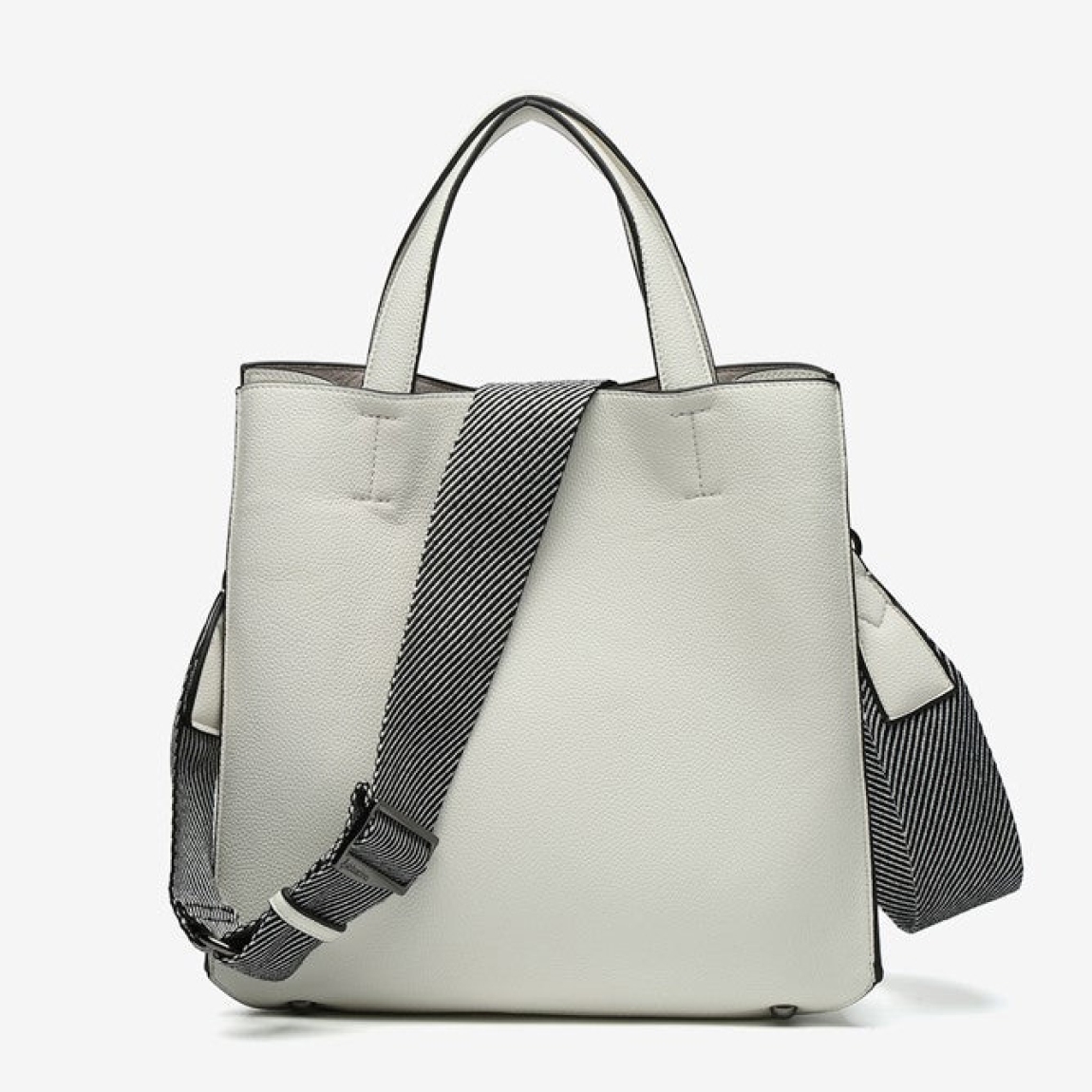 Bolso shopper de mujer de la marca Abbacino, modelo BOCCO. Bolso elaborado en materiales reciclados color blanco. Forro interior y Cierre superior magnético. Bolso Abbacino con asa textil cruzada, que puede regularse y es de quita y pon. Medidas: alto 27cm y ancho 28cm. Este bolso Abbacino BOCCO es un modelo de líneas rectas y muy minimalista que se convertirá en un imprescindible para tu día a día. Un diseño amplio de inspiración marinera e influencia mediterránea.