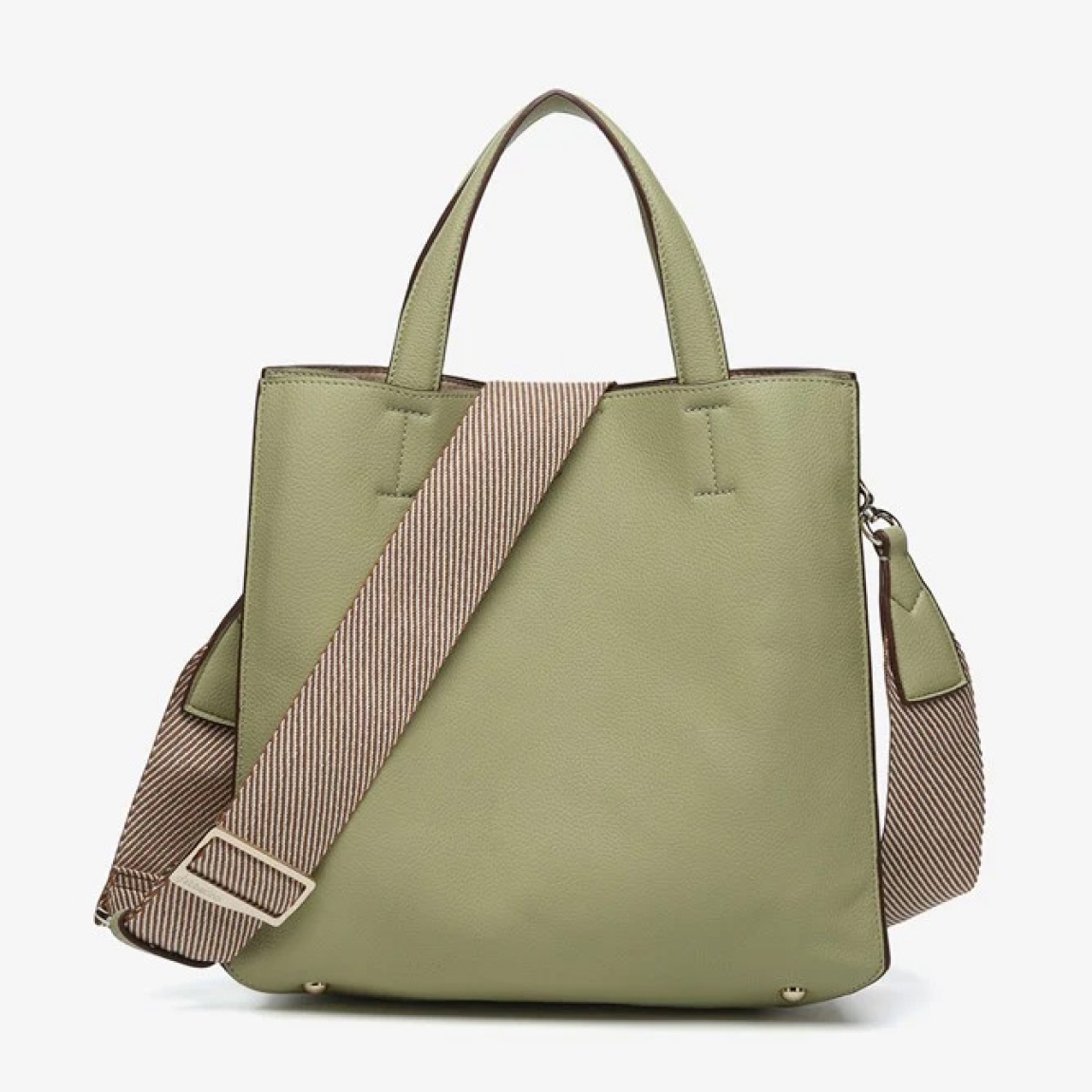Bolso shopper de mujer de la marca Abbacino, modelo BOCCO. Bolso elaborado en materiales reciclados color verde. Forro interior y Cierre superior magnético. Bolso Abbacino con asa textil cruzada, que puede regularse y es de quita y pon. Medidas: alto 27cm y ancho 28cm. Este bolso Abbacino BOCCO es un modelo de líneas rectas y muy minimalista que se convertirá en un imprescindible para tu día a día. Un diseño amplio de inspiración marinera e influencia mediterránea.