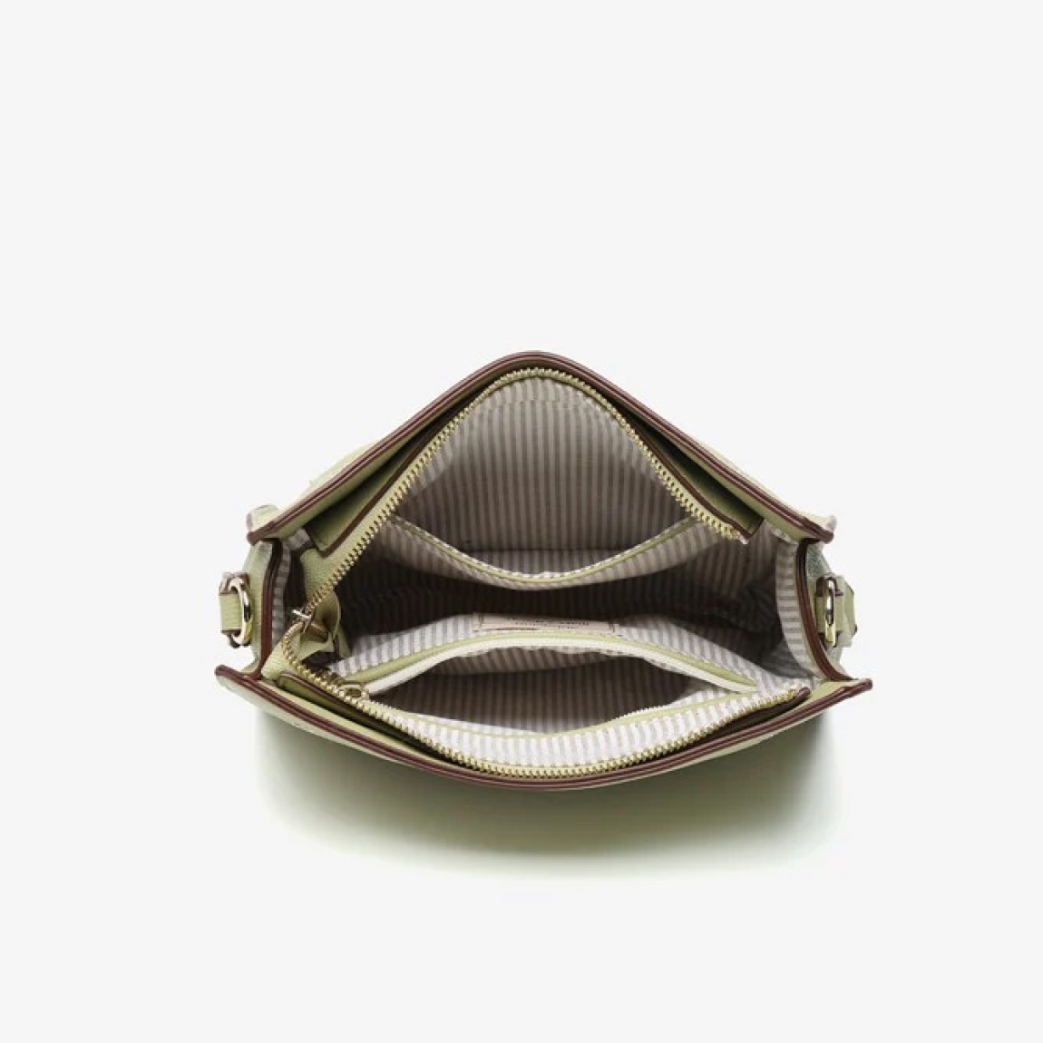 Bandolera de mujer de la marca Abbacino, modelo LOURDES. Bolso elaborado en materiales reciclados color verde. Con forro interior y asa textil cruzada, que puede regularse y es de quita y pon. Cierre superior con cremallera. Medidas: alto 17cm y ancho 24cm. Este bolso Abbacino LOURDES es un modelo de líneas rectas y muy minimalista que se convertirá en un imprescindible para tu día a día. Un diseño amplio de inspiración marinera e influencia mediterránea.