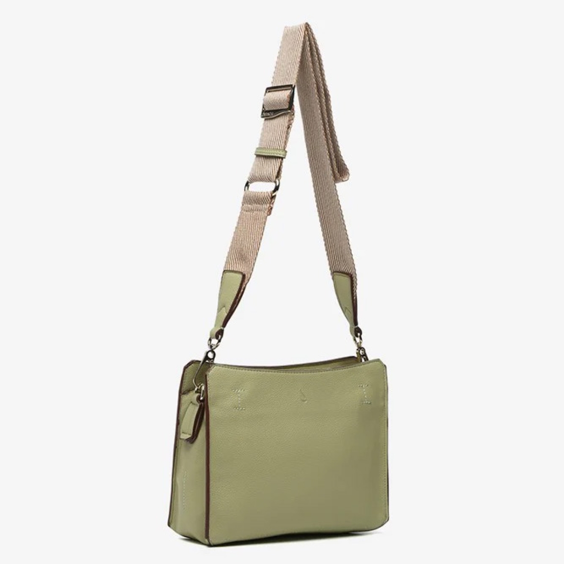 Bandolera de mujer de la marca Abbacino, modelo LOURDES. Bolso elaborado en materiales reciclados color verde. Con forro interior y asa textil cruzada, que puede regularse y es de quita y pon. Cierre superior con cremallera. Medidas: alto 17cm y ancho 24cm. Este bolso Abbacino LOURDES es un modelo de líneas rectas y muy minimalista que se convertirá en un imprescindible para tu día a día. Un diseño amplio de inspiración marinera e influencia mediterránea.