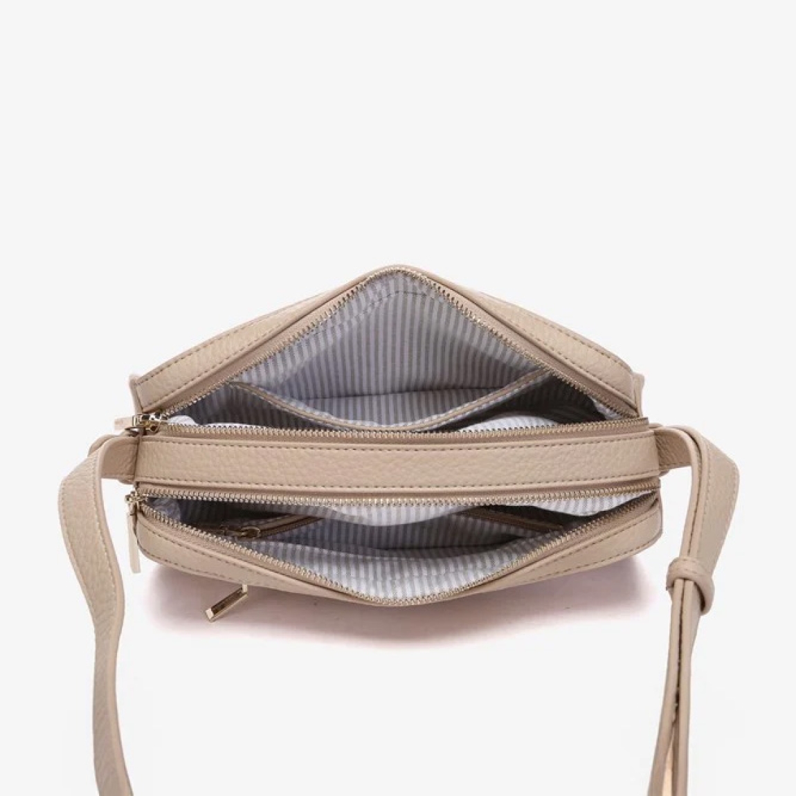 Bandolera de mujer de la marca Abbacino, modelo LAUREN. Elaborada en materiales reciclados color taupe con un sutil acabado satinado. Cuenta con dos compartimentos principales ambos cremallera superior e interior forrado. Logo Abbacino grabado en su frontal. Cierre superior con cremallera. Su asa cruzada textil, puede regularse. Medidas: alto 14cm y ancho 26cm. Este bolso Abbacino LAUREn es un complemento de estilo casual perfecto para acompañarte en tu día a día.