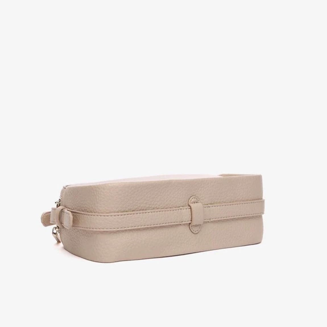 Bandolera de mujer de la marca Abbacino, modelo LAUREN. Elaborada en materiales reciclados color taupe con un sutil acabado satinado. Cuenta con dos compartimentos principales ambos cremallera superior e interior forrado. Logo Abbacino grabado en su frontal. Cierre superior con cremallera. Su asa cruzada textil, puede regularse. Medidas: alto 14cm y ancho 26cm. Este bolso Abbacino LAUREn es un complemento de estilo casual perfecto para acompañarte en tu día a día.