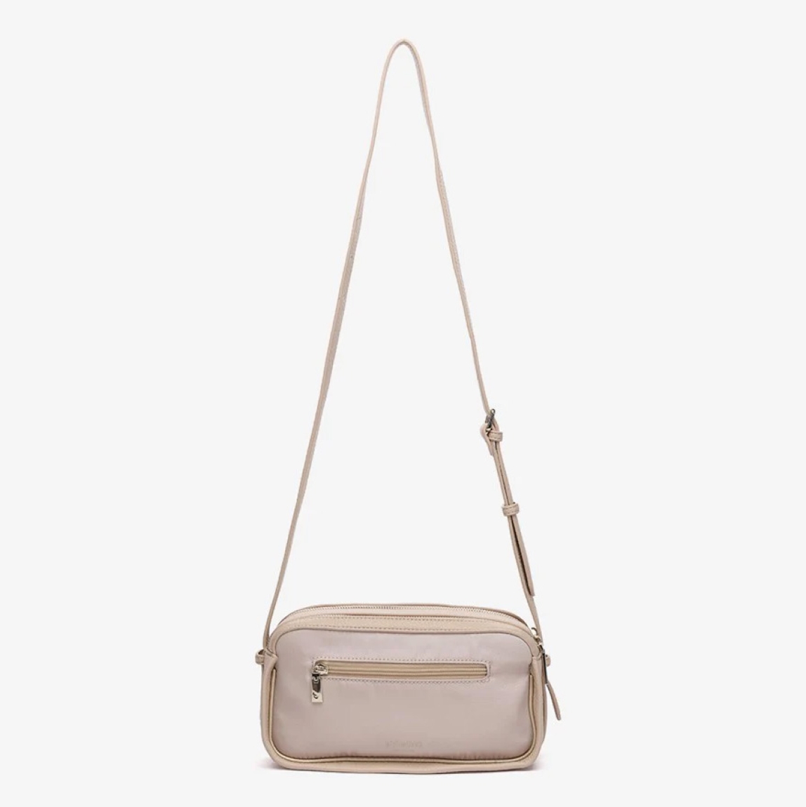 Bandolera de mujer de la marca Abbacino, modelo LAUREN. Elaborada en materiales reciclados color taupe con un sutil acabado satinado. Cuenta con dos compartimentos principales ambos cremallera superior e interior forrado. Logo Abbacino grabado en su frontal. Cierre superior con cremallera. Su asa cruzada textil, puede regularse. Medidas: alto 14cm y ancho 26cm. Este bolso Abbacino LAUREn es un complemento de estilo casual perfecto para acompañarte en tu día a día.